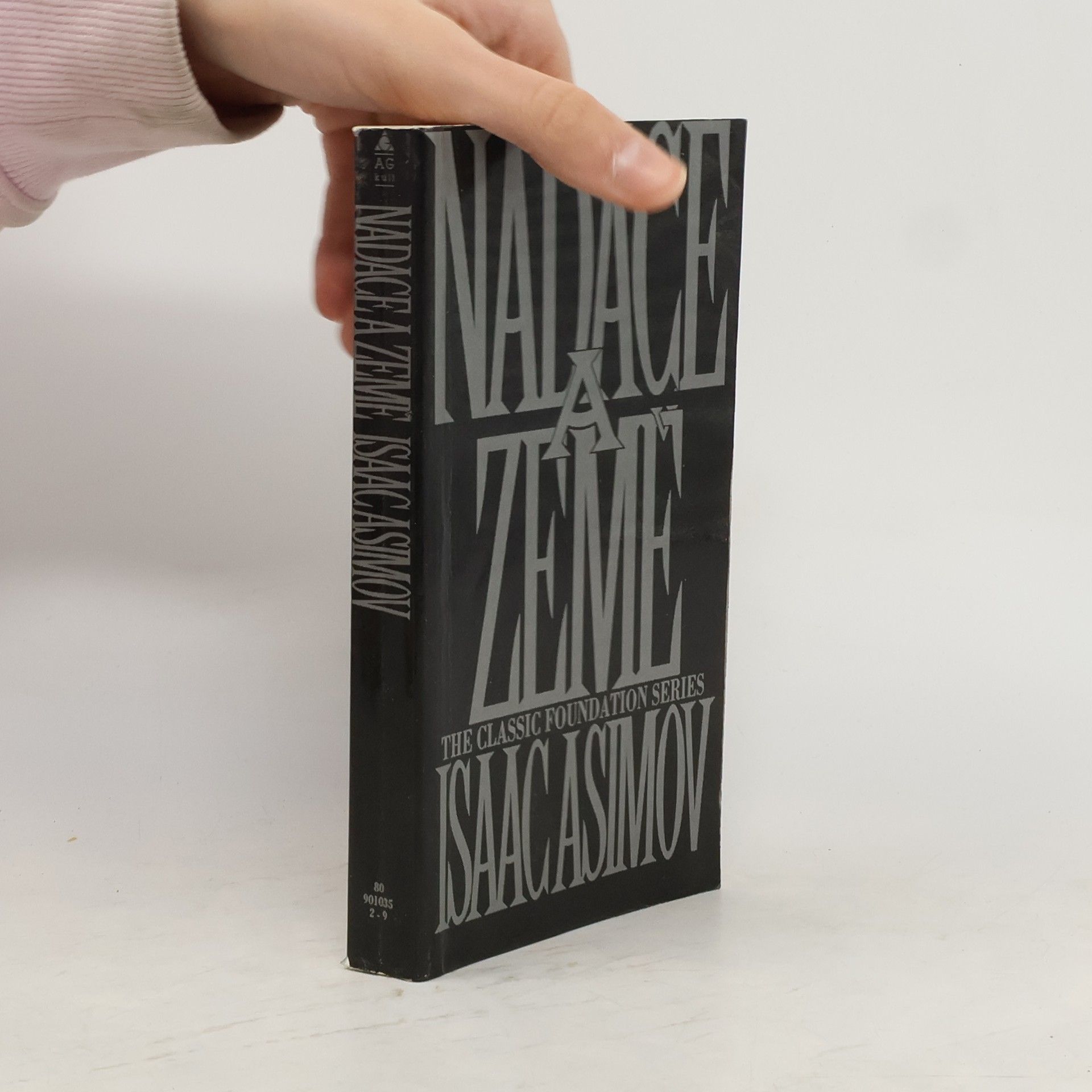 Isaac Asimov Nadace a Země