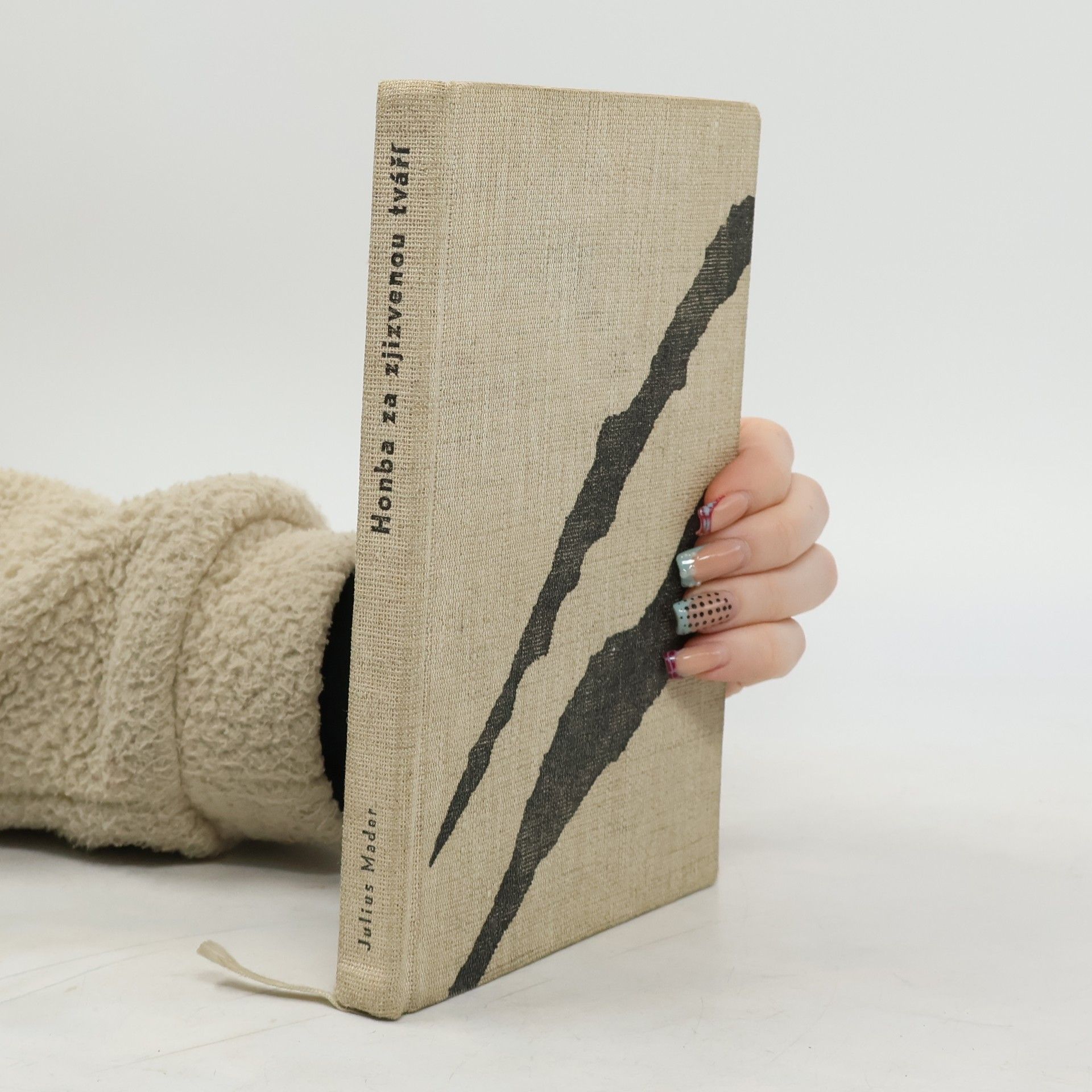 Julius Mader Honba za zjizvenou tváří