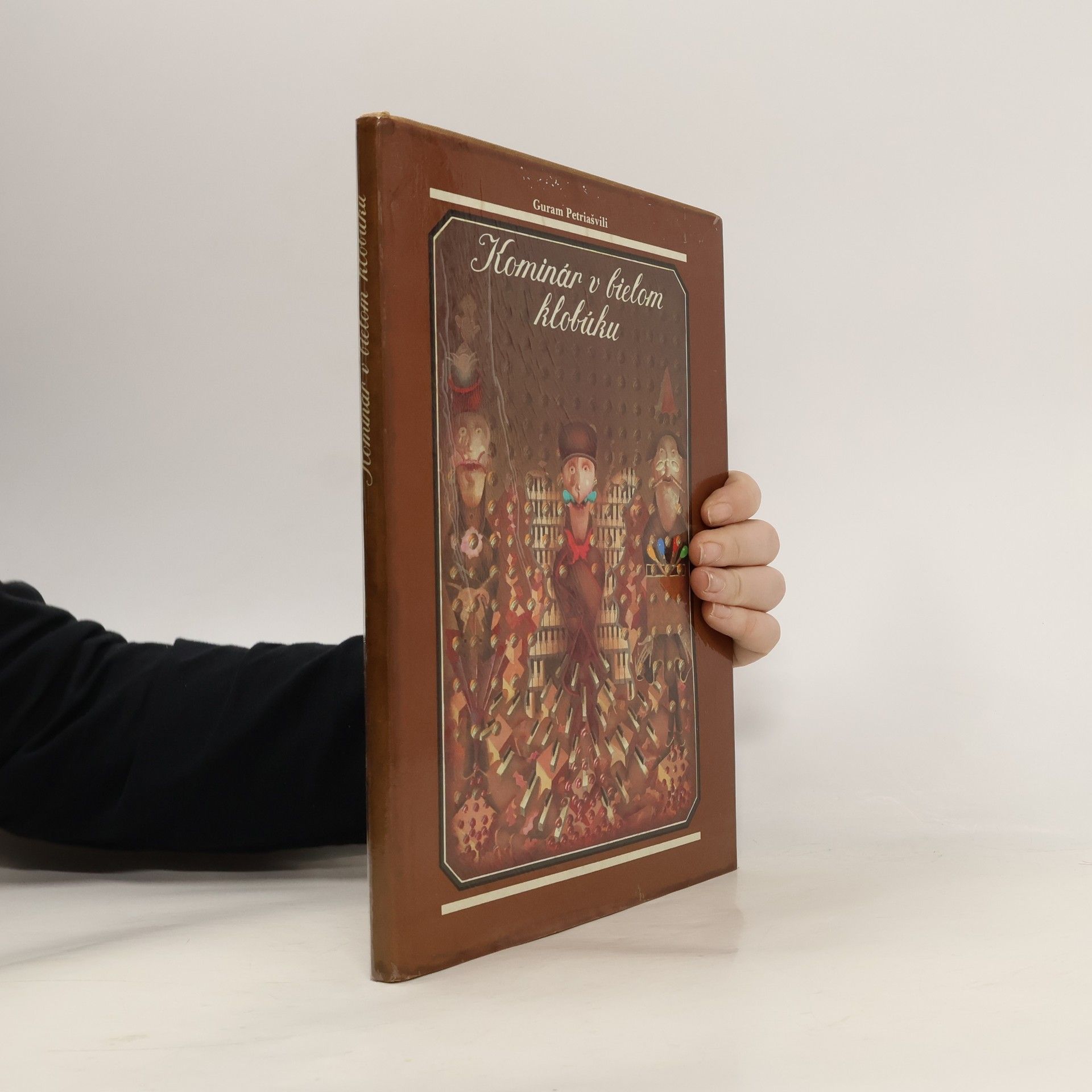 Kominár v bielom klobúku