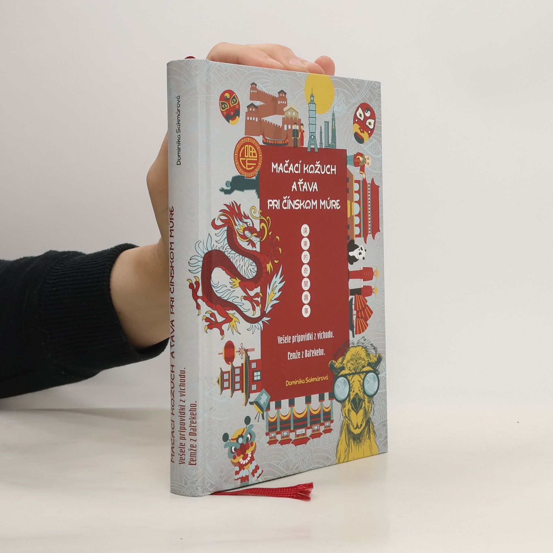 Dominika Sakmárová Mačací kožuch a ťava pri Čínskom múre