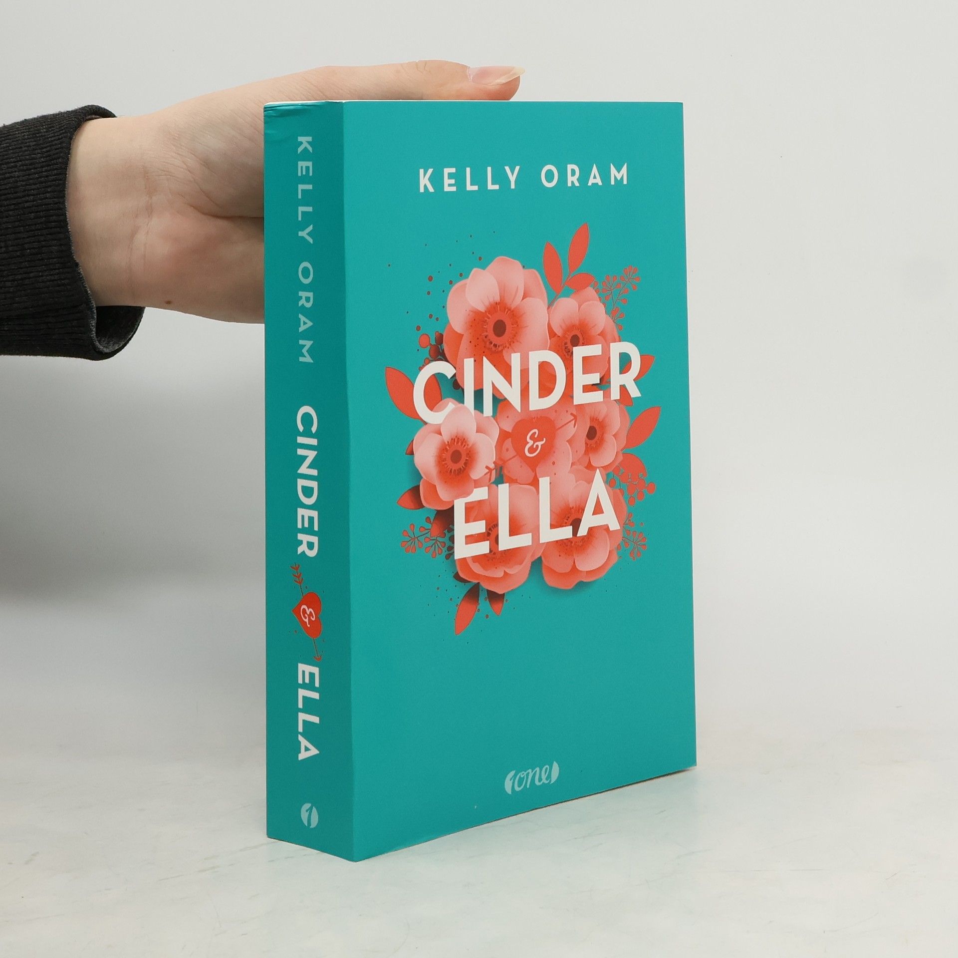 Kelly Oram Cinder & Ella 1