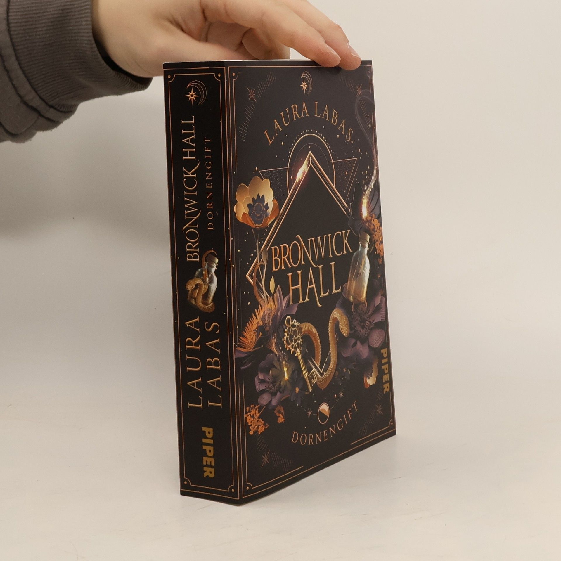 Laura Labas Bronwick Hall – Dornengift