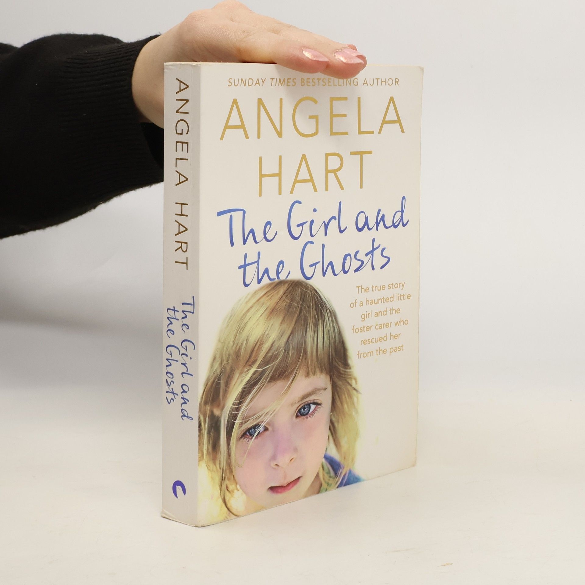 Angela Hartfield Angela Hart Book - 3: The Girl and the Ghosts