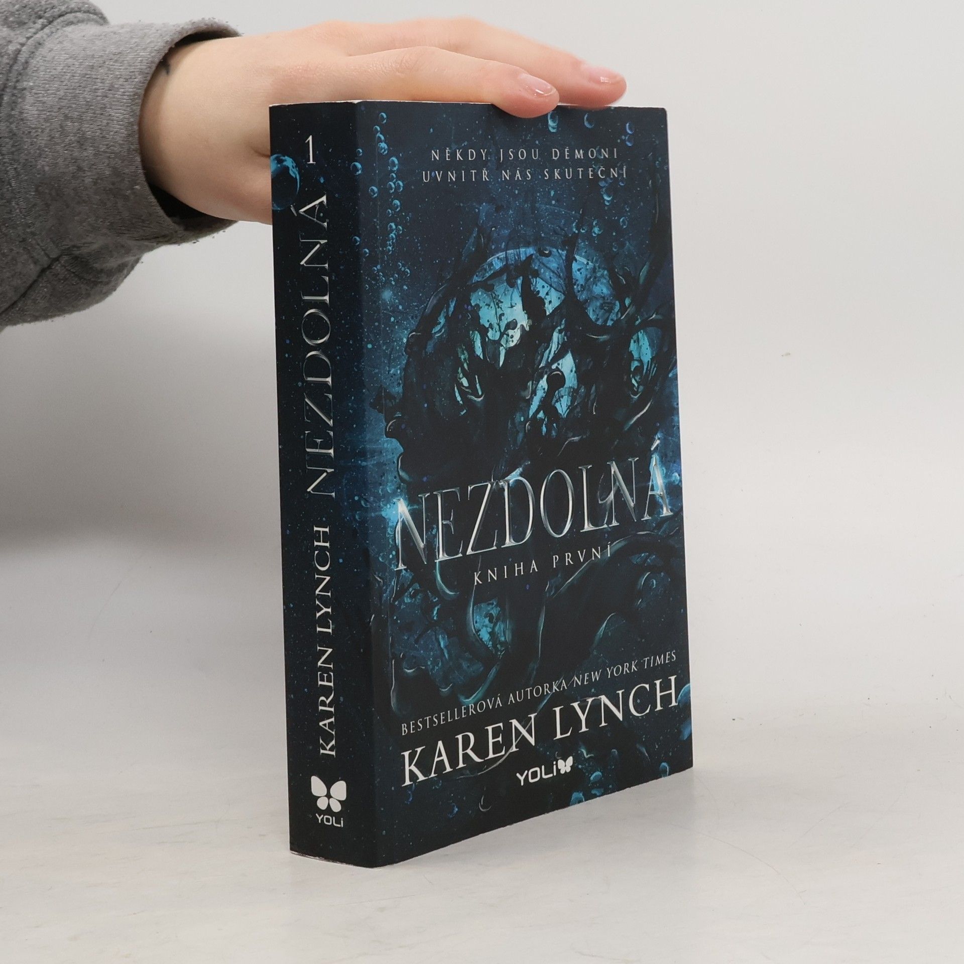 Nezdolná. Kniha první