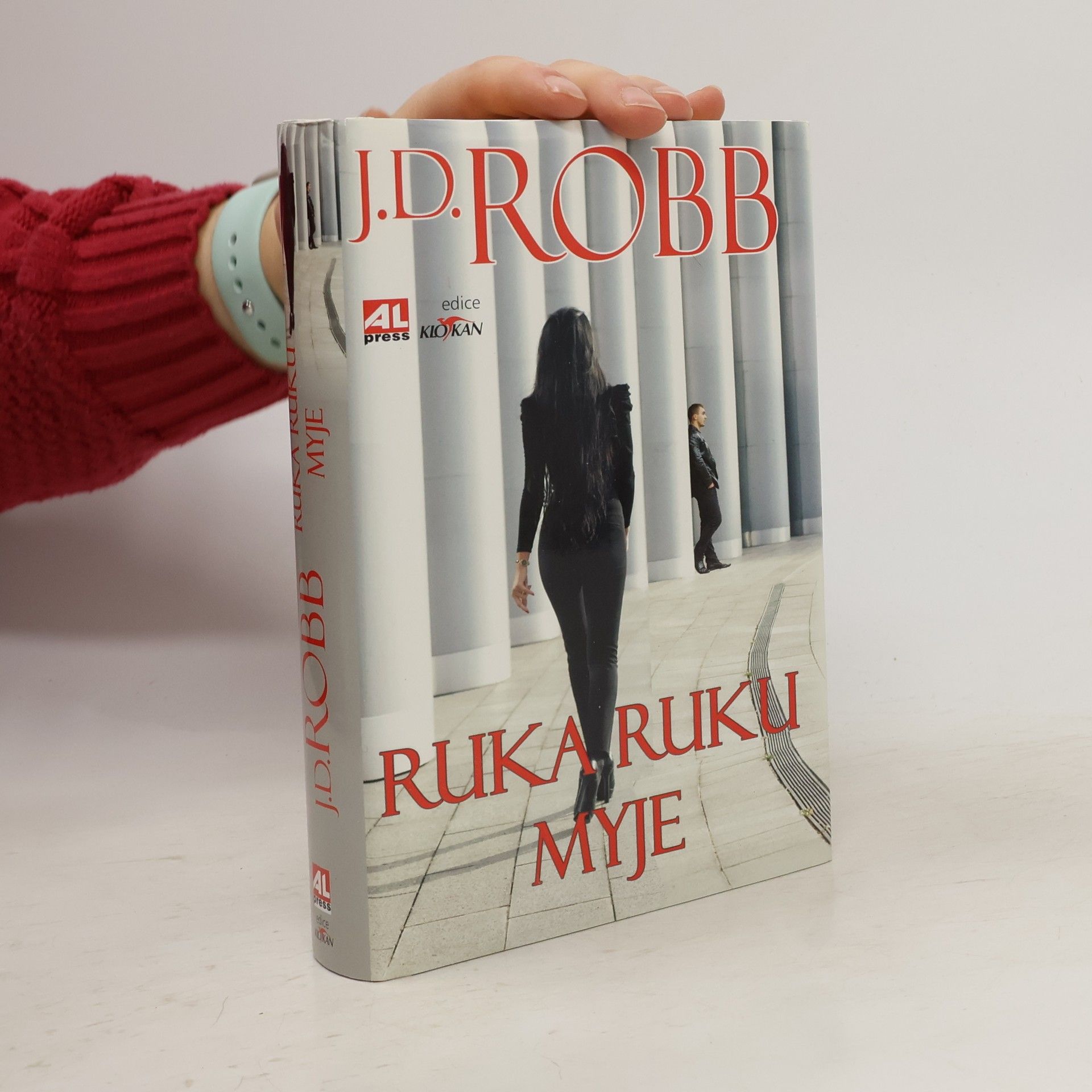 Nora Roberts Ruka ruku myje