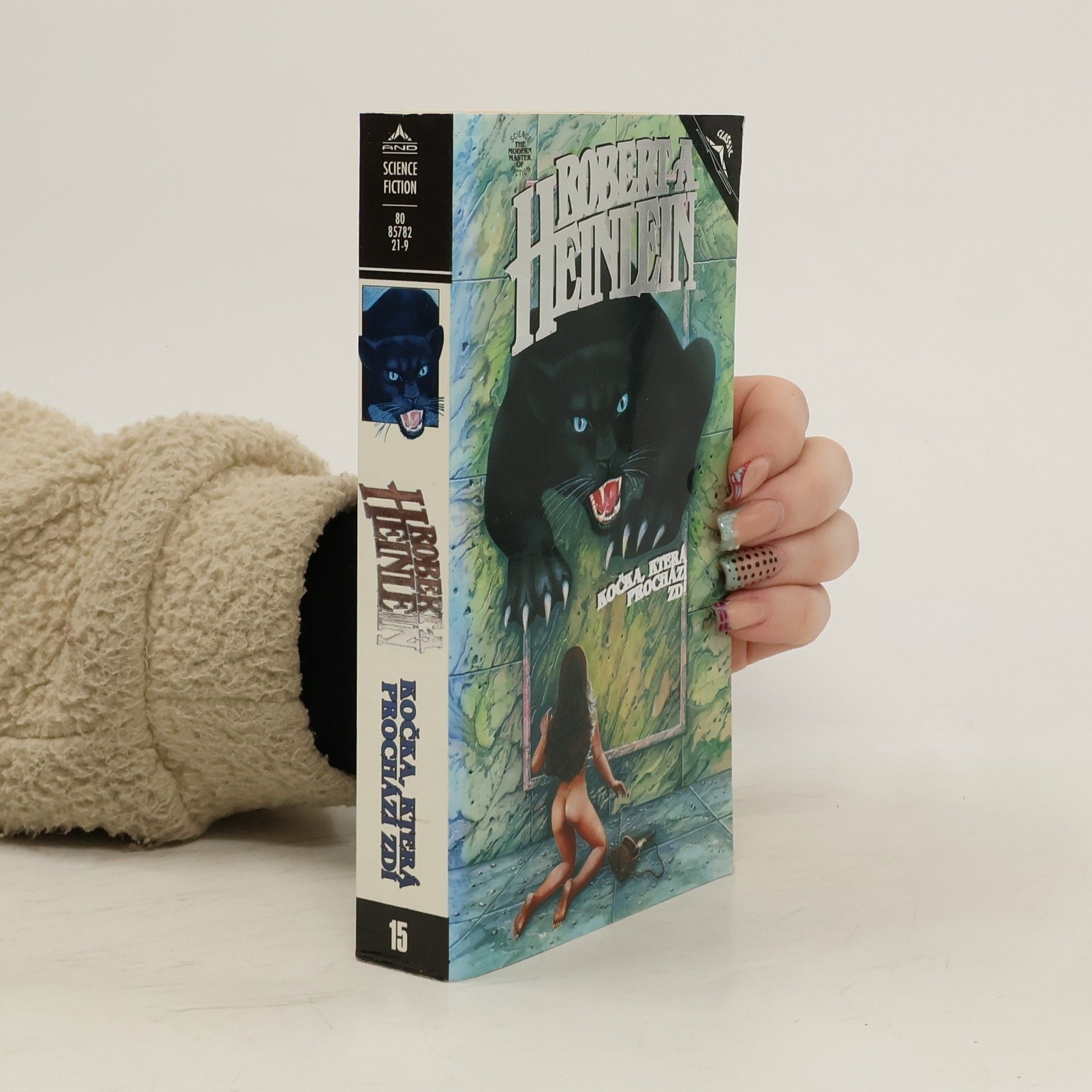 Robert A. Heinlein Kočka, která prochází zdí