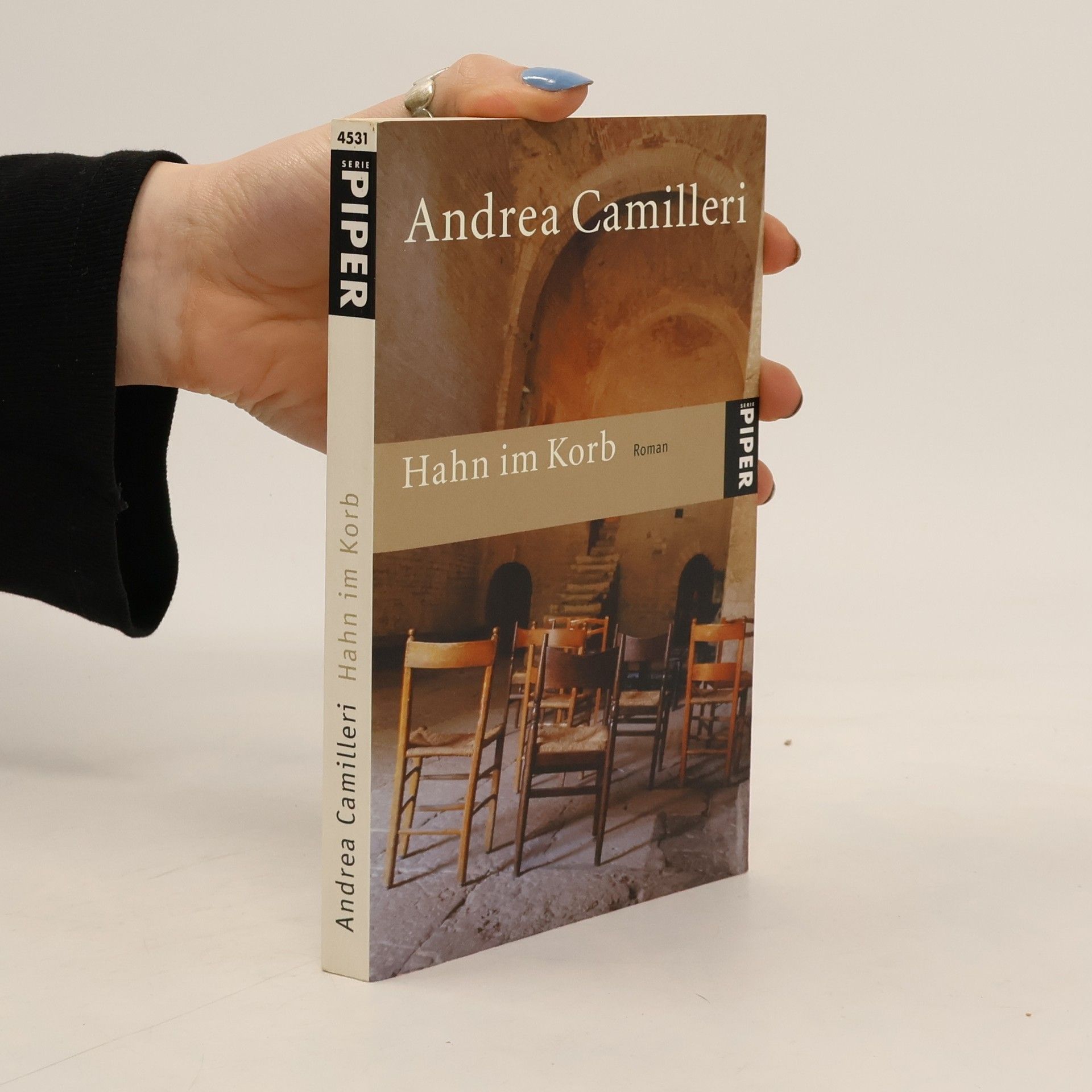 Andrea Camilleri Hahn im Korb