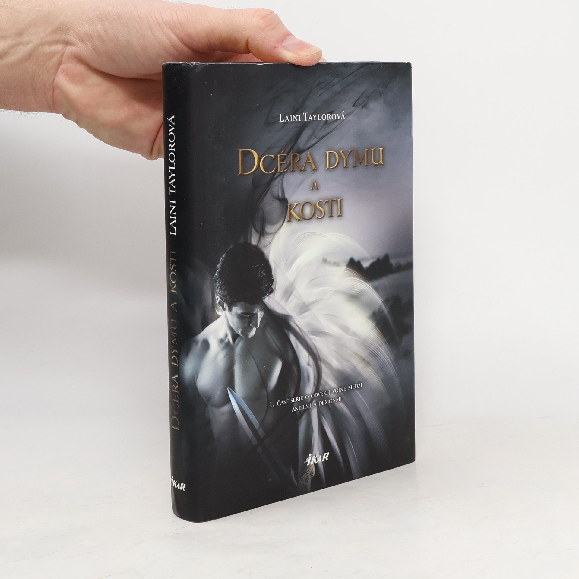 Laini Taylor Dcéra dymu a kostí