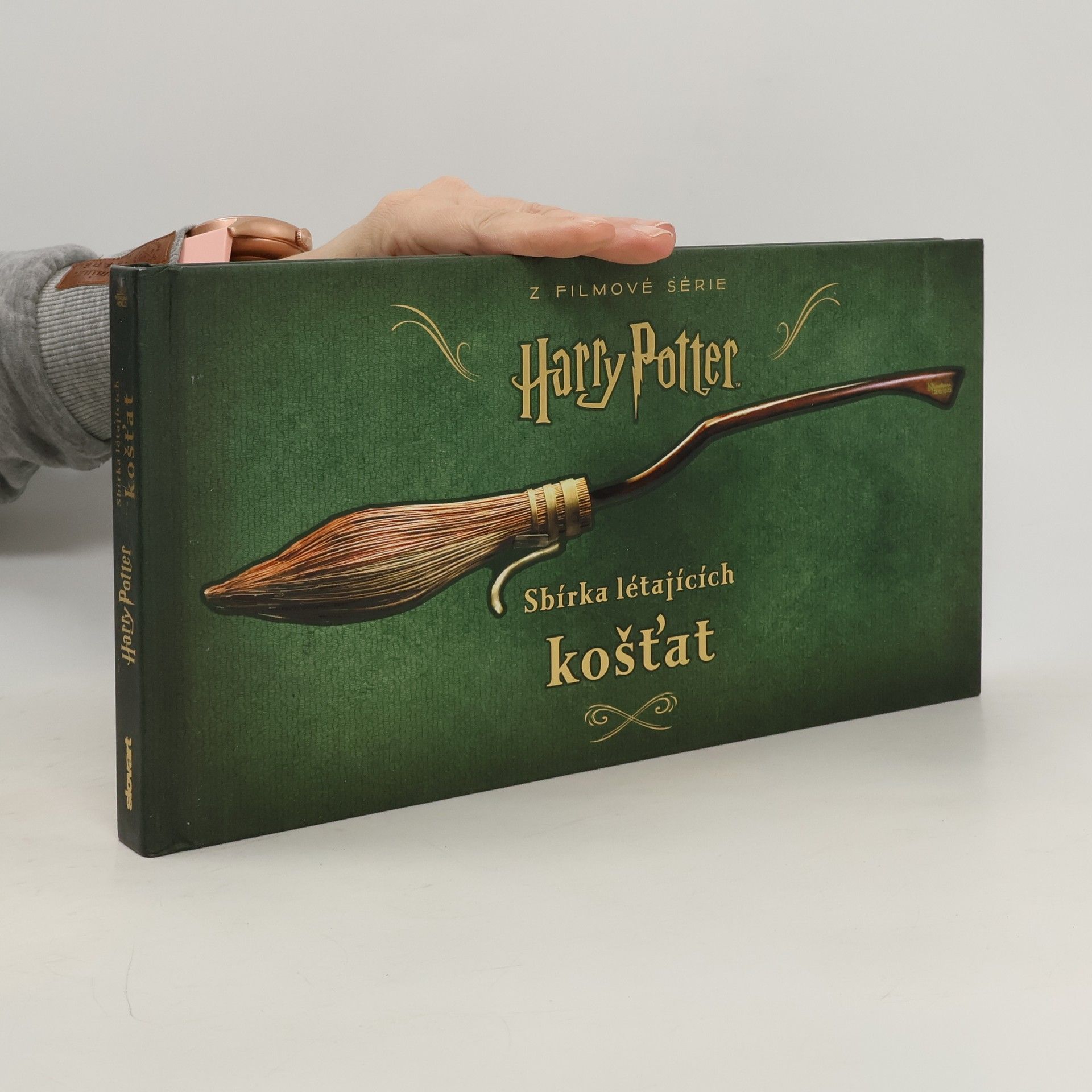 Sbírka létajících košťat a dalších artefaktů ze světa kouzel