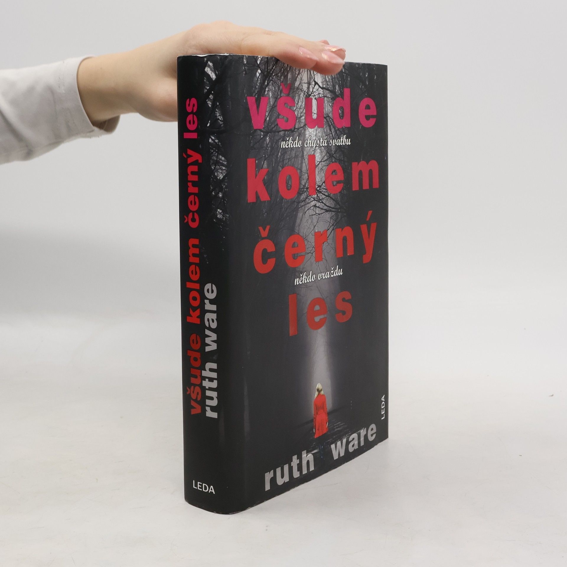 Ruth Ware Všude kolem černý les: Někdo chystá svatbu, někdo vraždu