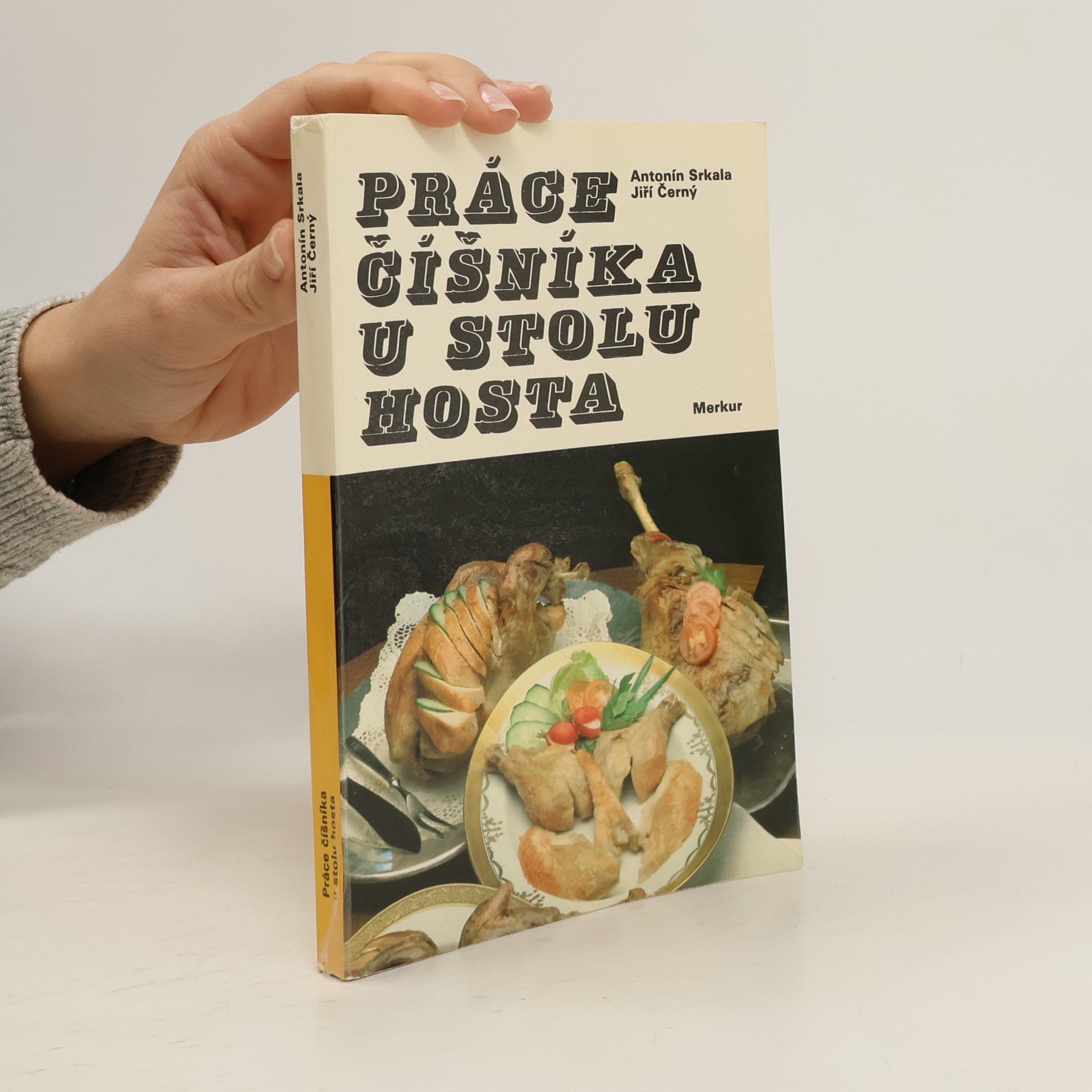 Práce číšníka u stolu hosta