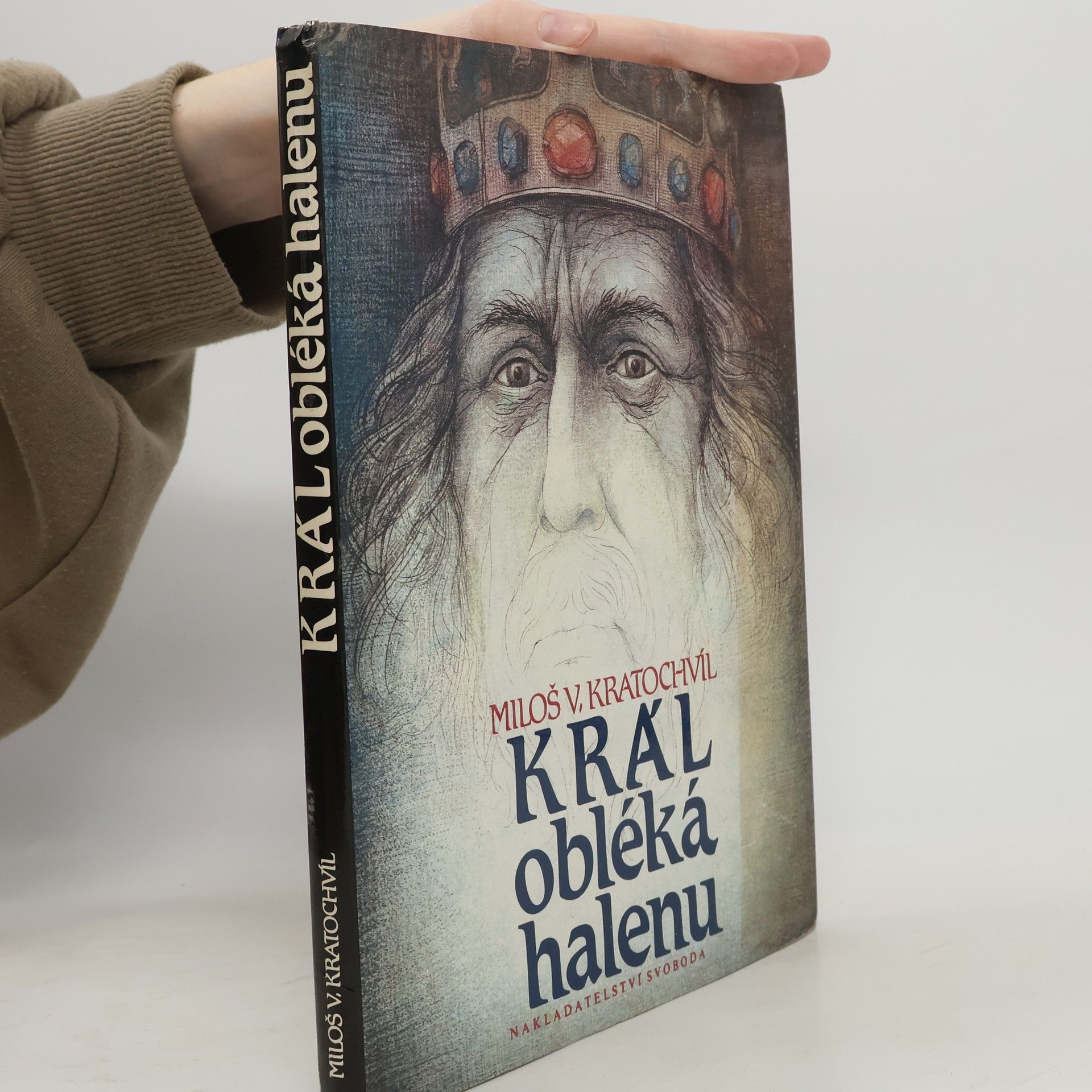 Král obléká halenu