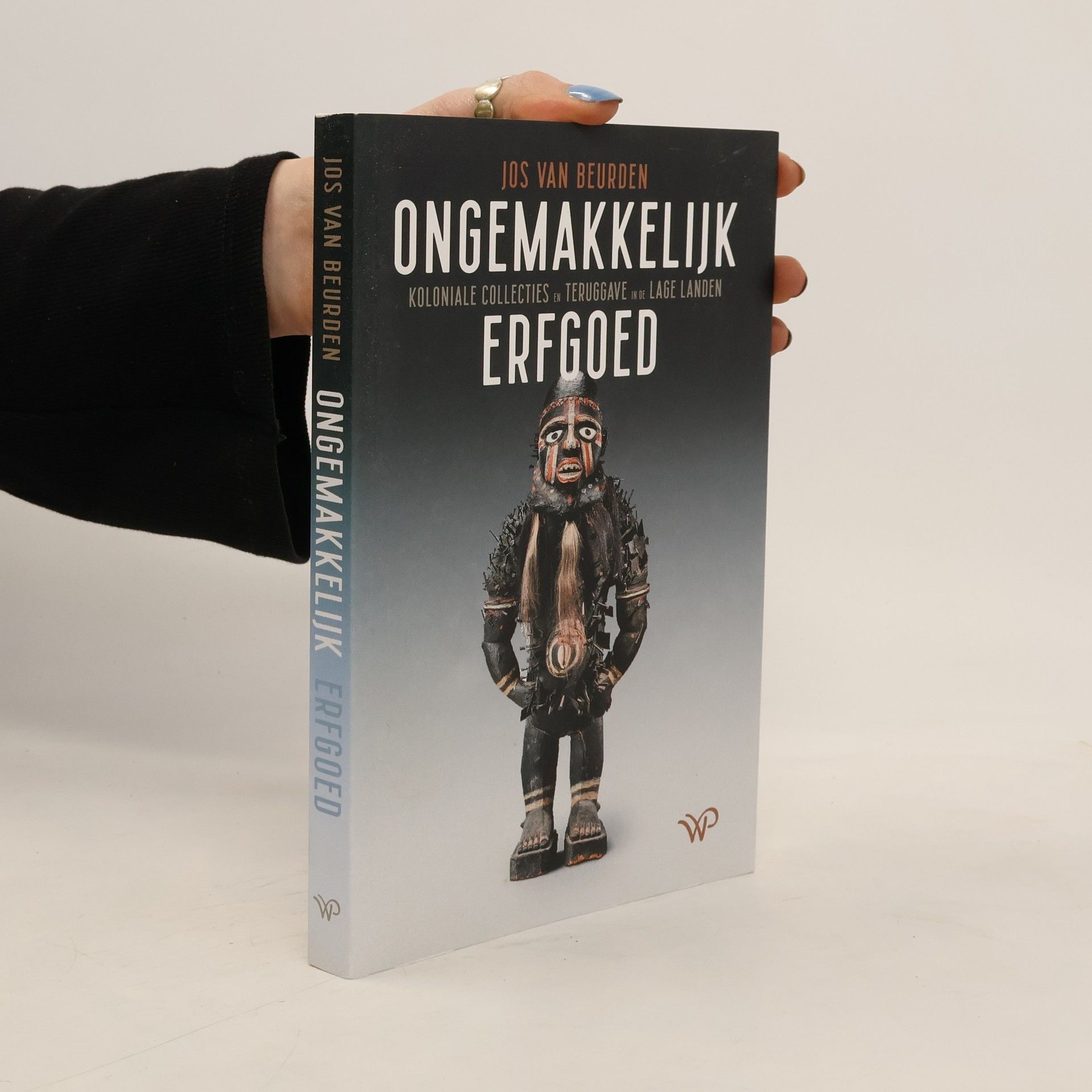 Jos van Beurden Ongemakkelijk erfgoed. Koloniale collecties en teruggave in de Lage Landen