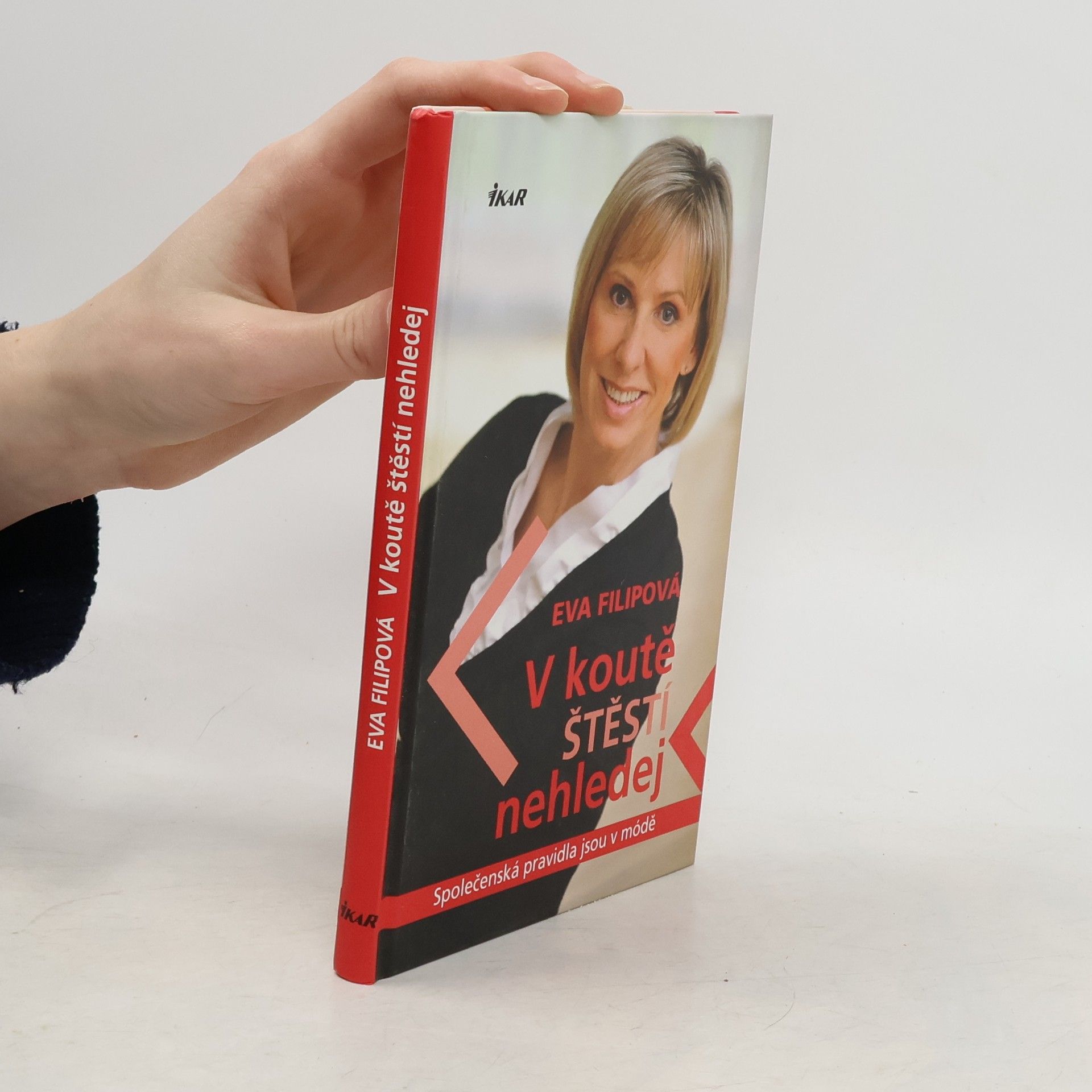 Eva Filip V koutě štěstí nehledej. Společenská pravidla jsou v módě