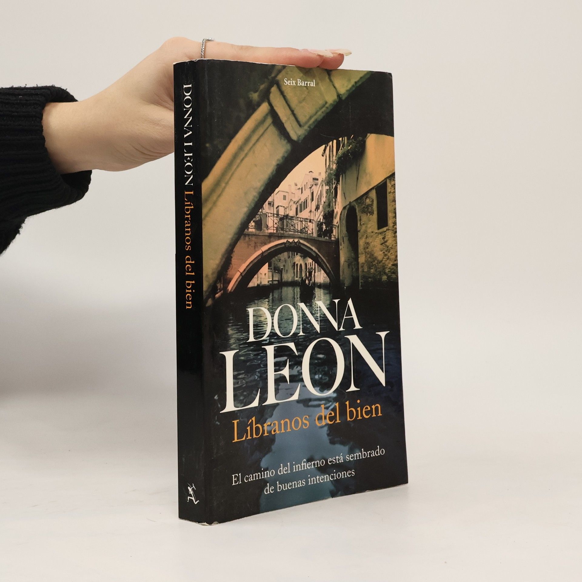 Donna Leon Líbranos del bien