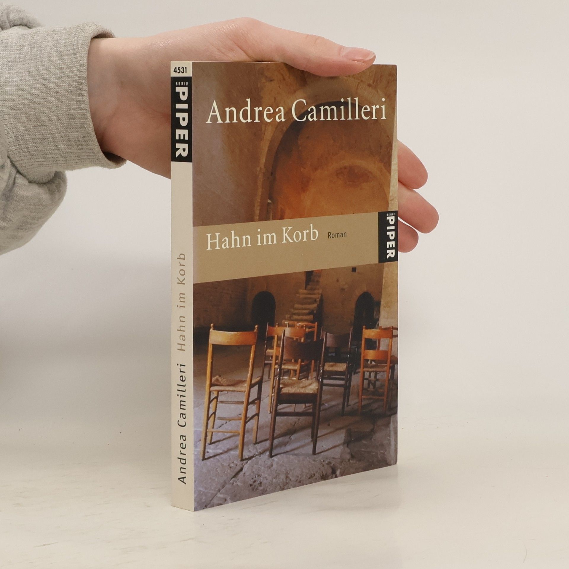 Andrea Camilleri Hahn im Korb