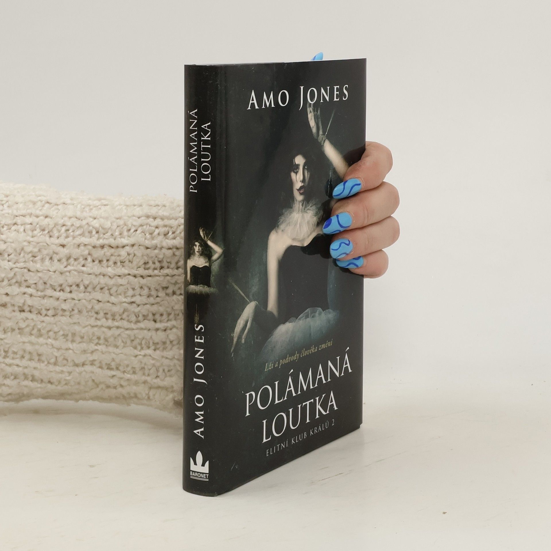 Amo Jones Polámaná loutka