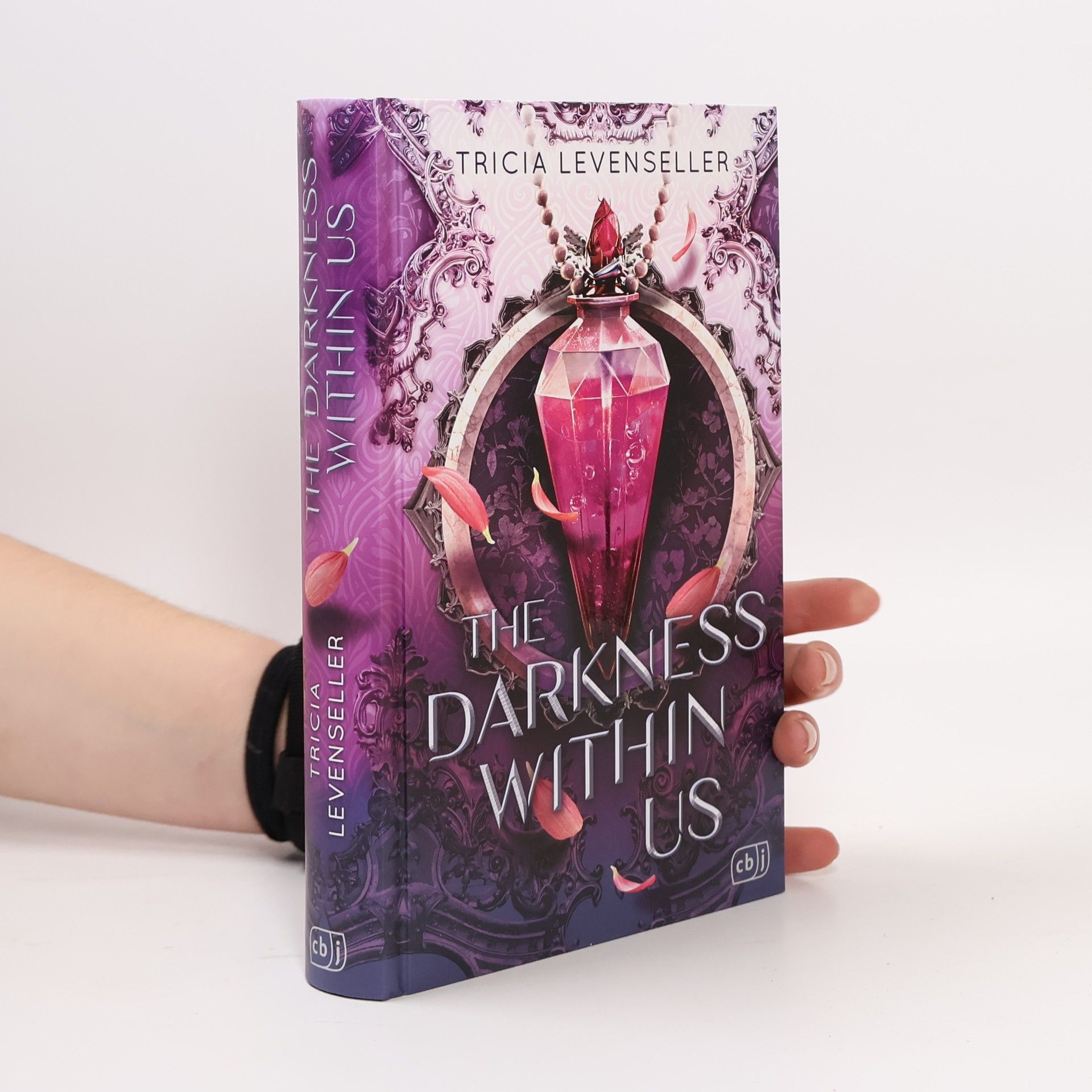 Tricia Levenseller Die The-Shadows-Between-Us-Reihe - 2: The Darkness Within Us