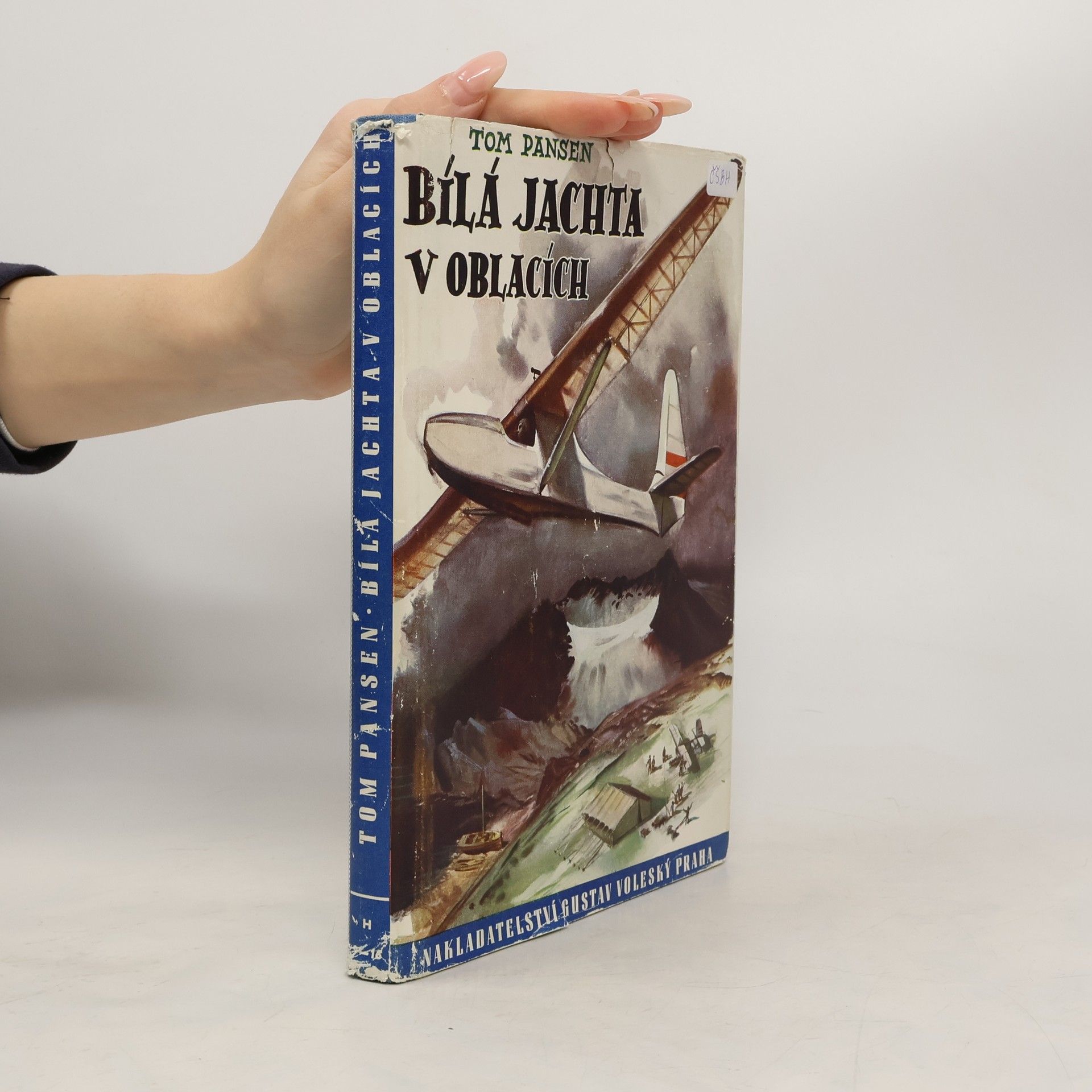 Bílá jachta v oblacích