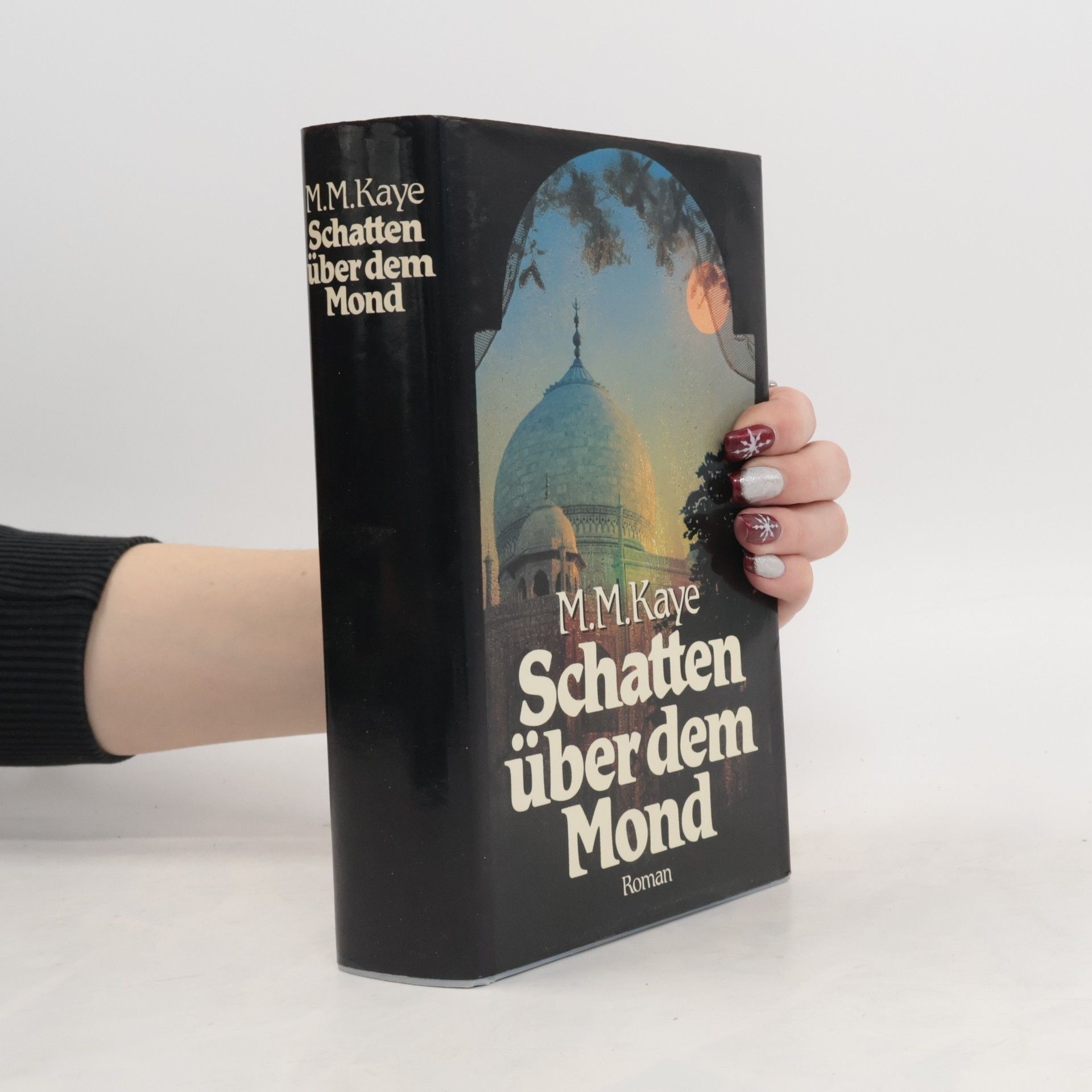 M. M. Kaye Schatten über dem Mond