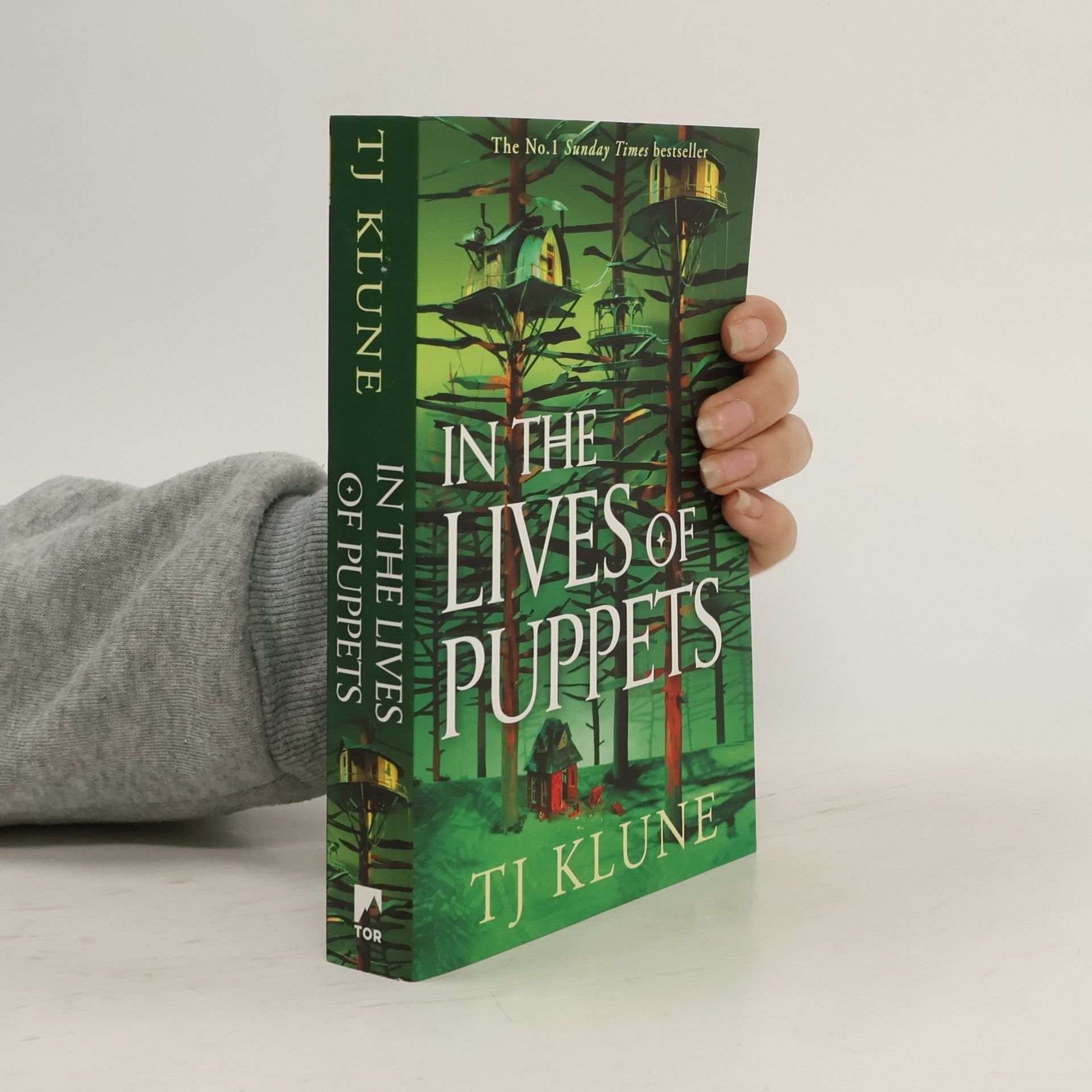 T. J. Klune In the Lives of Puppets: A No. 1 Sunday Times bestseller and ultimate cosy adventure