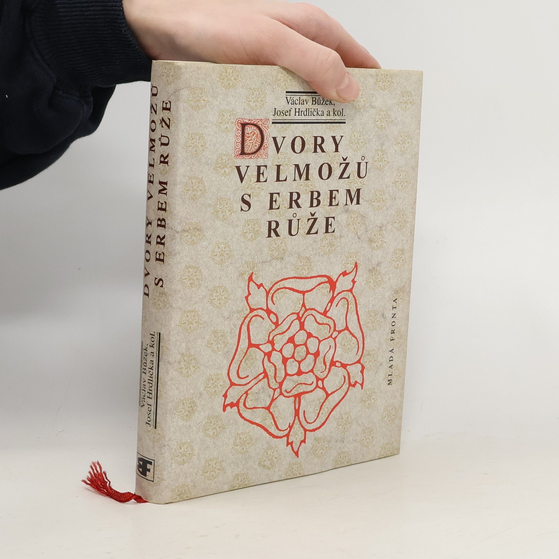 Václav Bůžek Dvory velmožů s erbem růže. Všední a sváteční dny posledních Rožmberků a pánů z Hradce