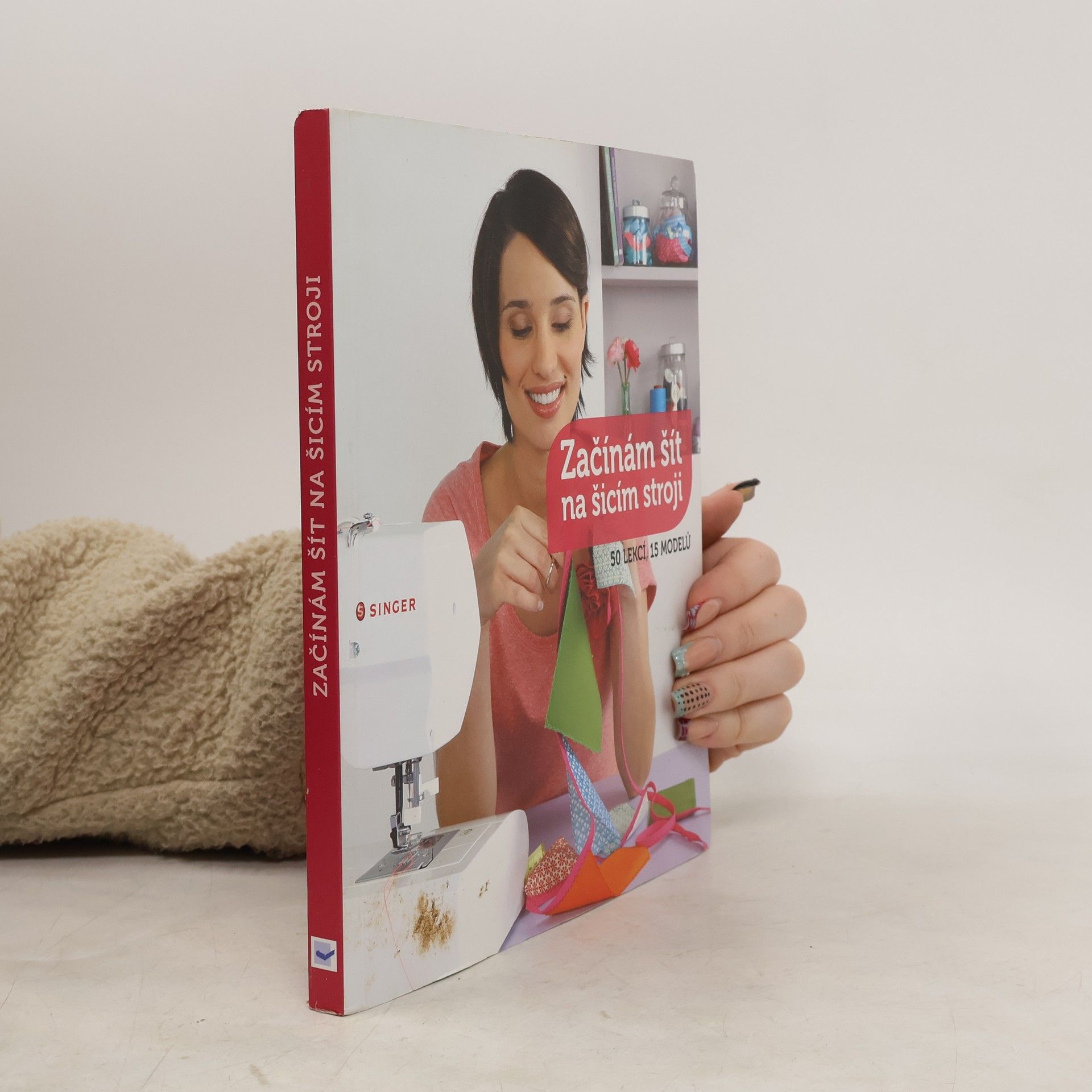 Karolína Schwarzová Začínám šít na šicím stroji : 50 lekcí, 15 modelů