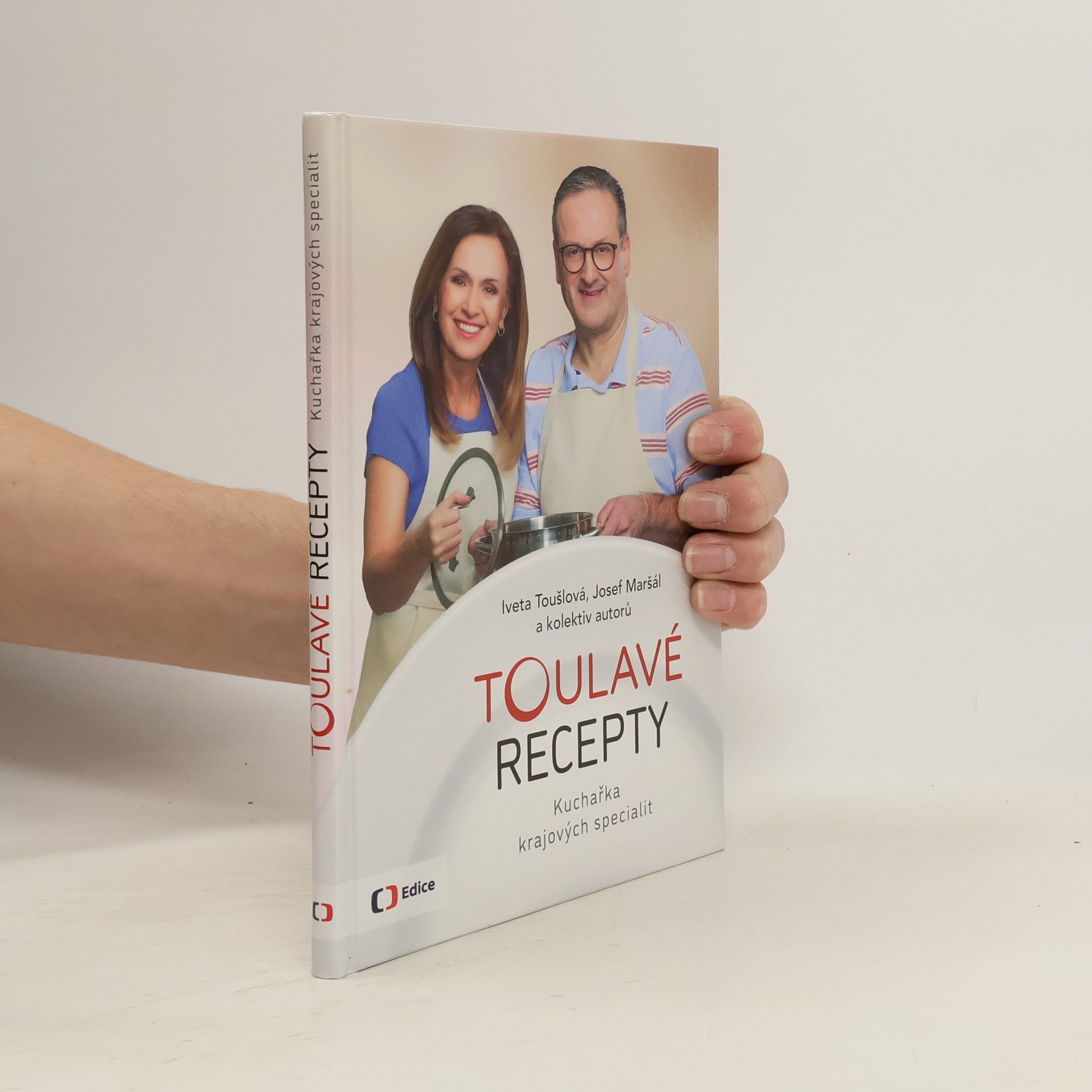 Iveta Toušlová Toulavé recepty : kuchařka krajových specialit