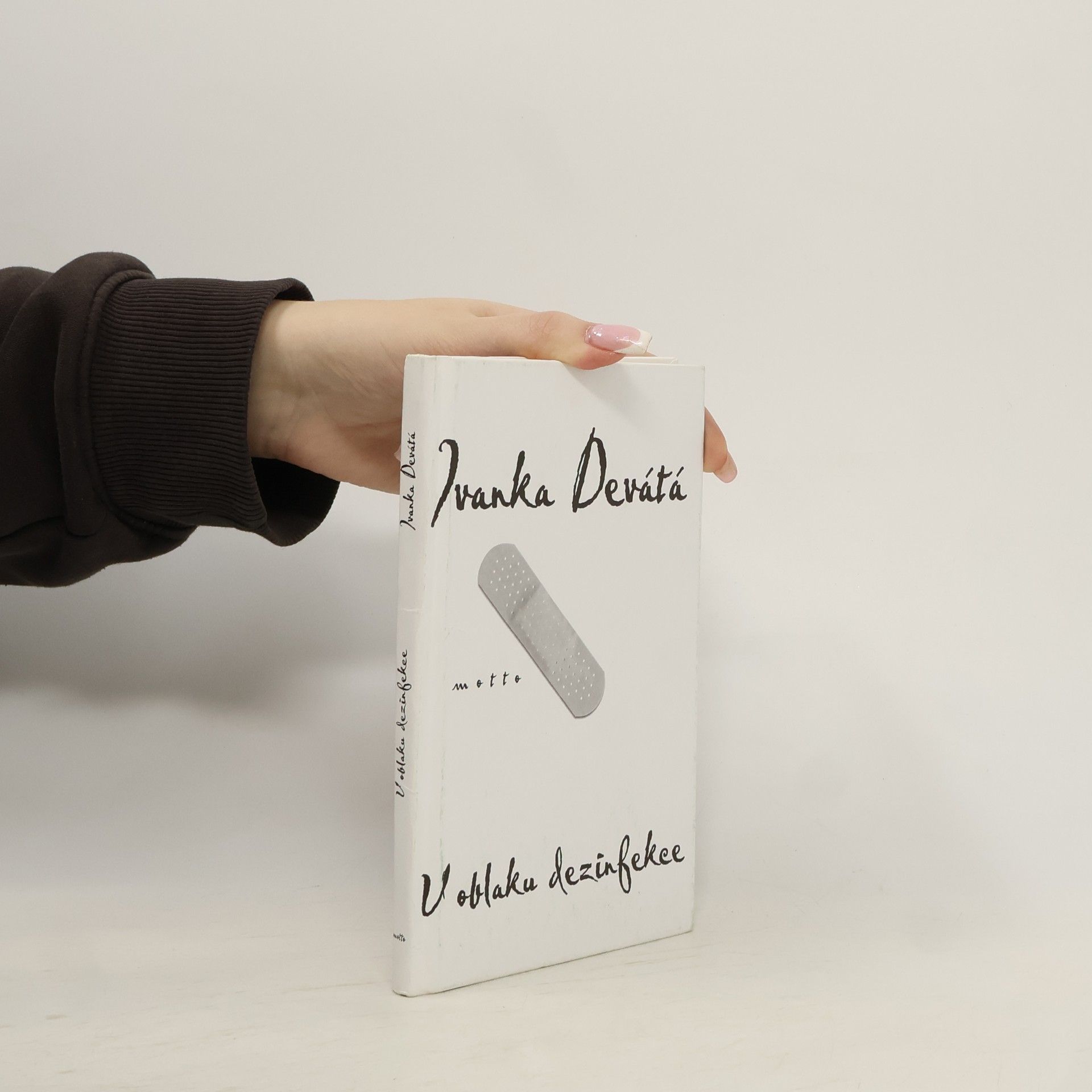 Ivanka Devátá V oblaku dezinfekce