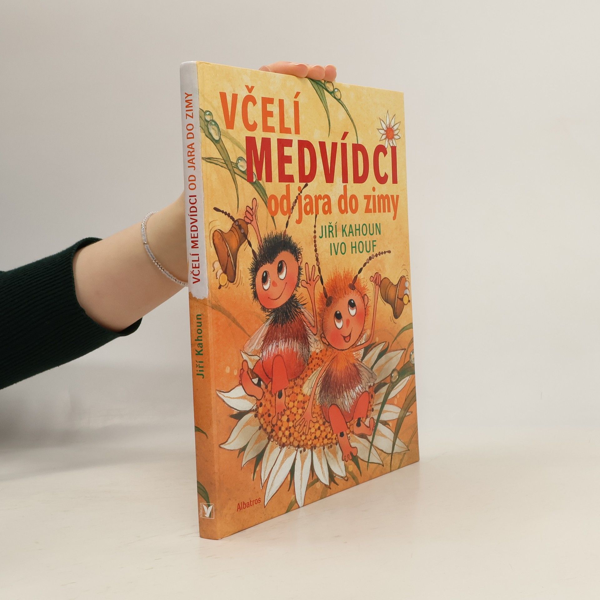 Jiří Kahoun Včelí medvídci od jara do zimy