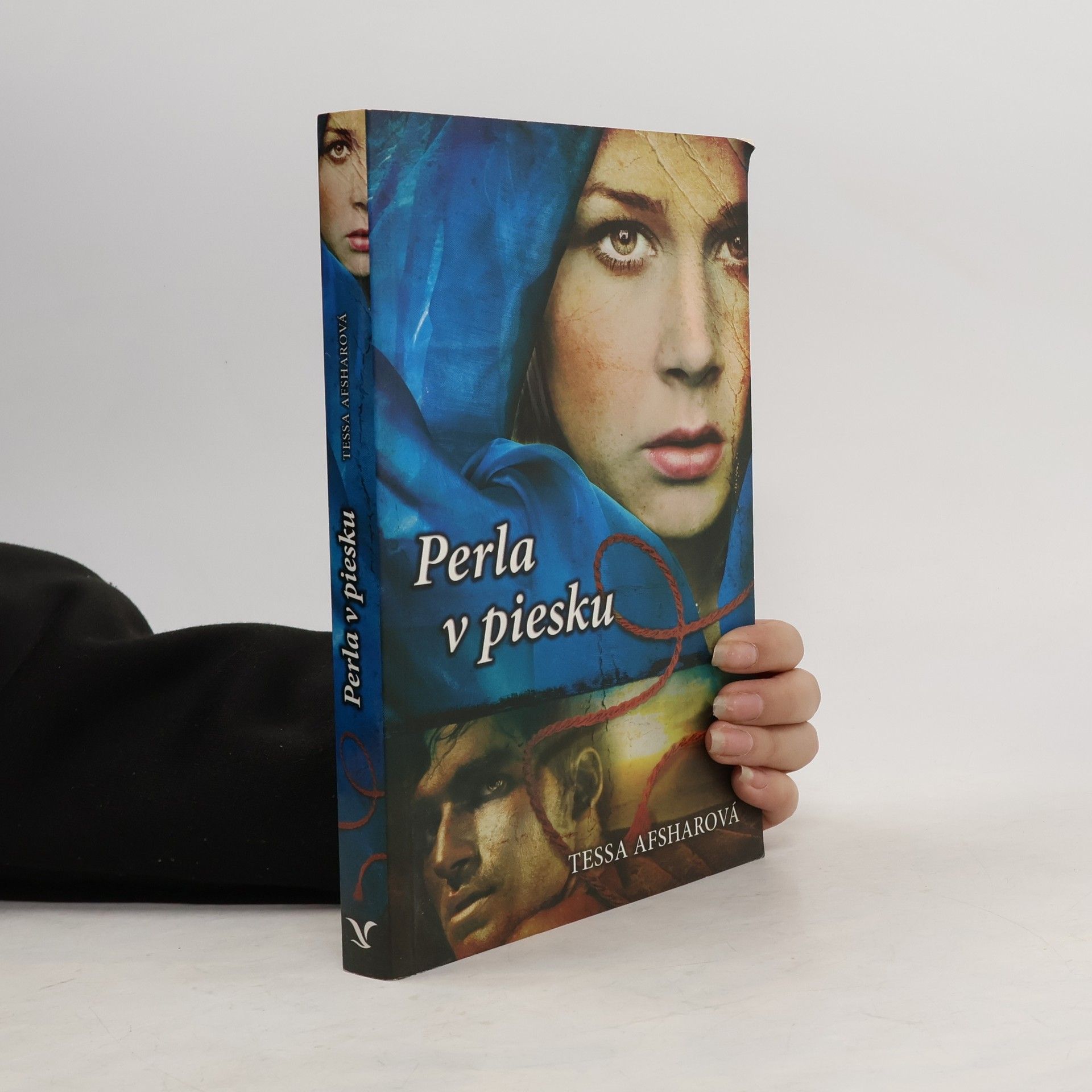 Tessa Afshar Perla v piesku