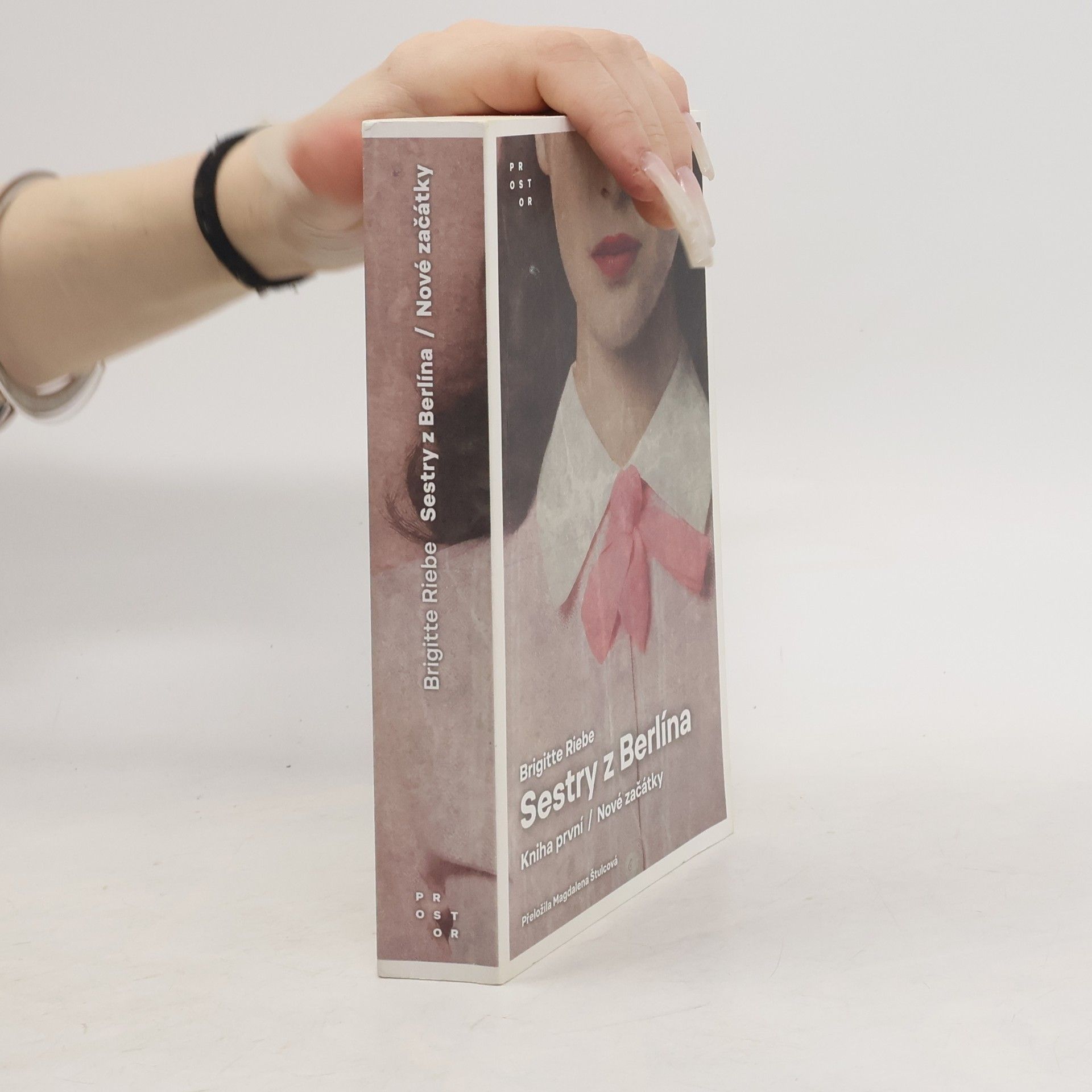 Brigitte Riebe Sestry z Berlína. Kniha první, Nové začátky