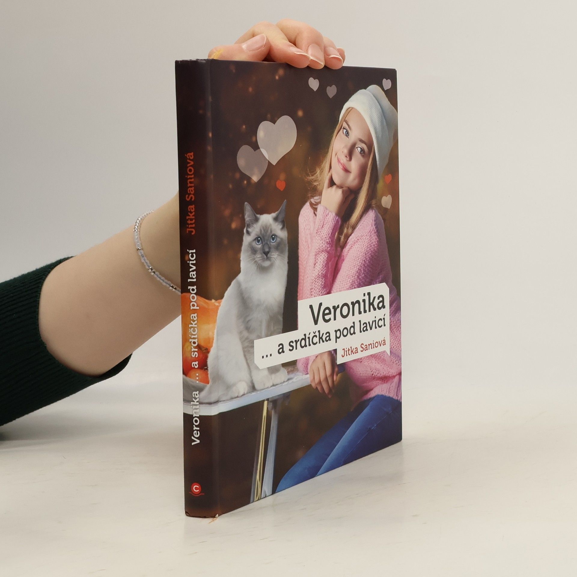 Veronika a srdíčka pod lavicí