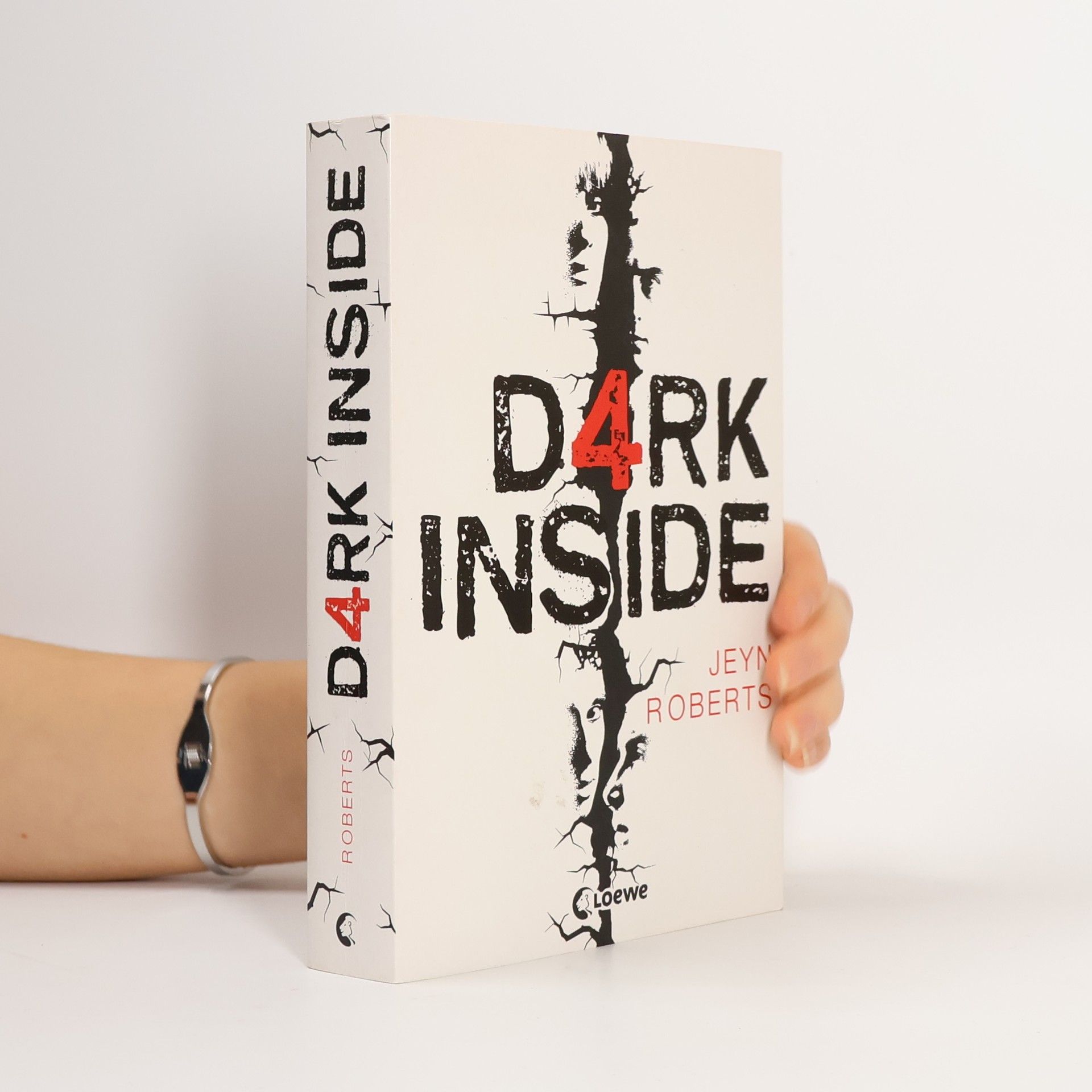 Jeyn Roberts Dark inside