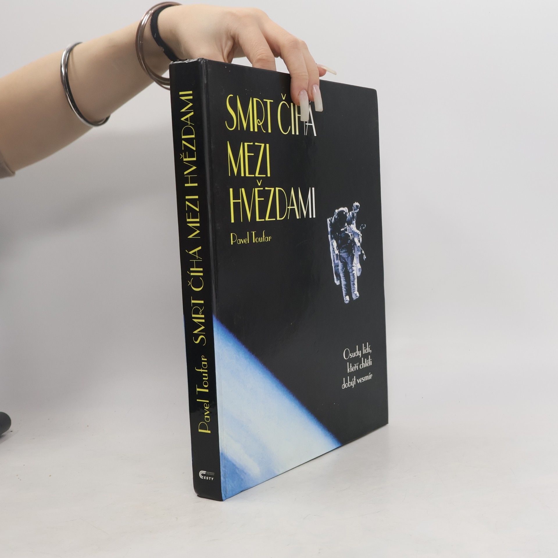 Pavel Toufar Smrt číhá mezi hvězdami : osudy lidí, kteří chtěli dobýt vesmír