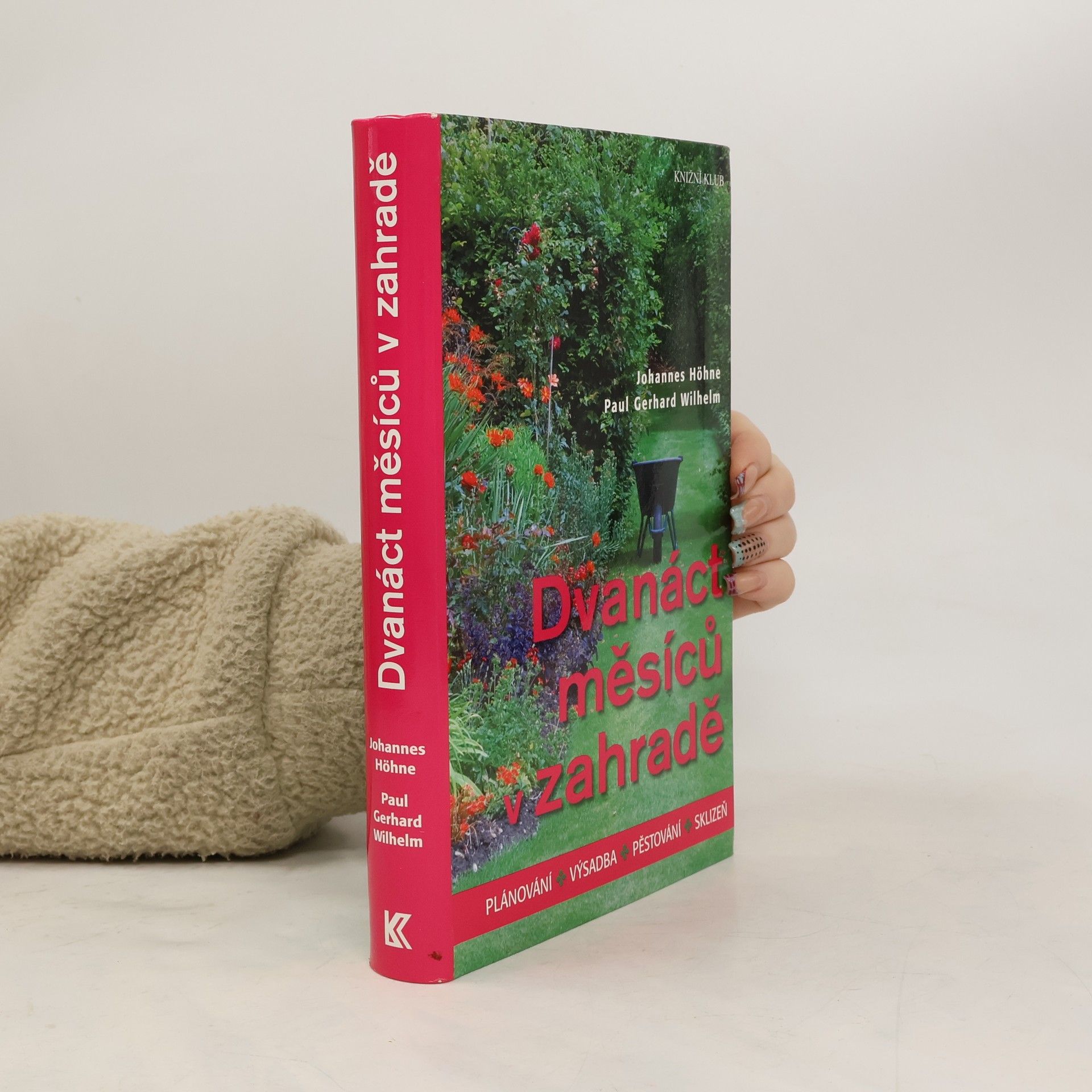 Johannes Höhne Dvanáct měsíců v zahradě : plánování, výsadba, pěstování, sklizeň
