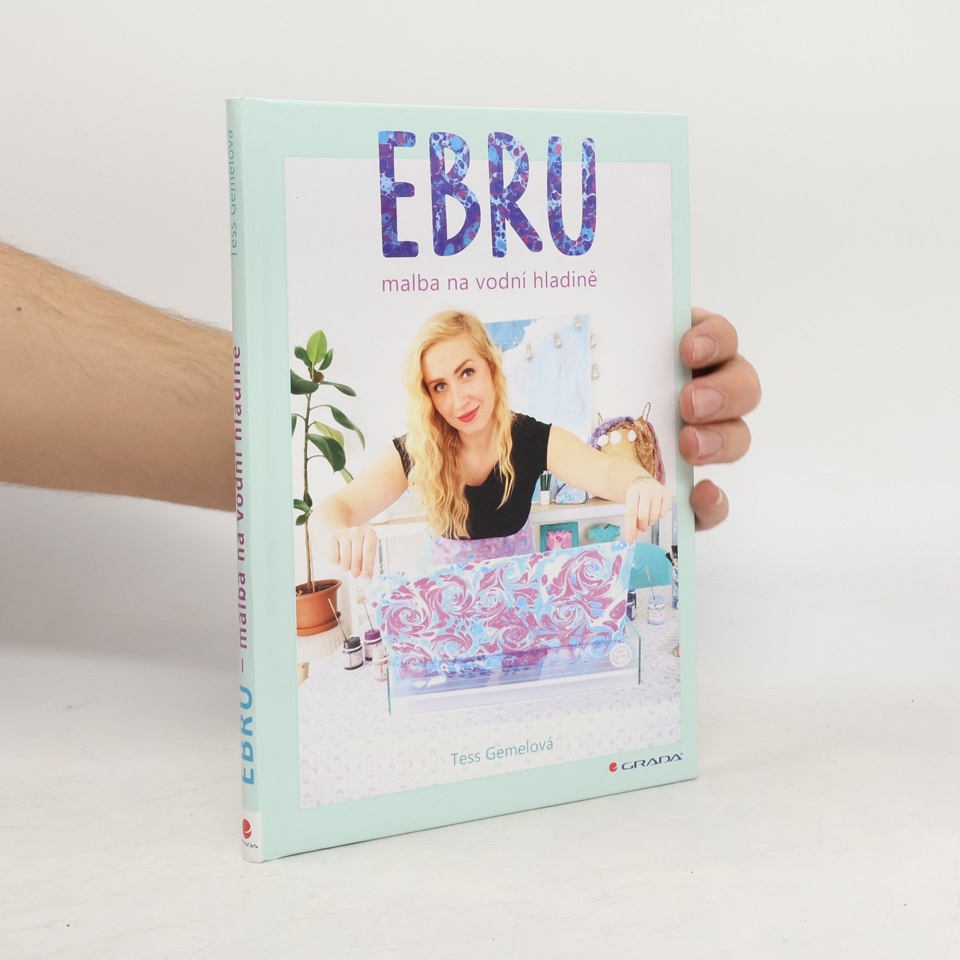 Tess Gemelová Ebru - malba na vodní hladině