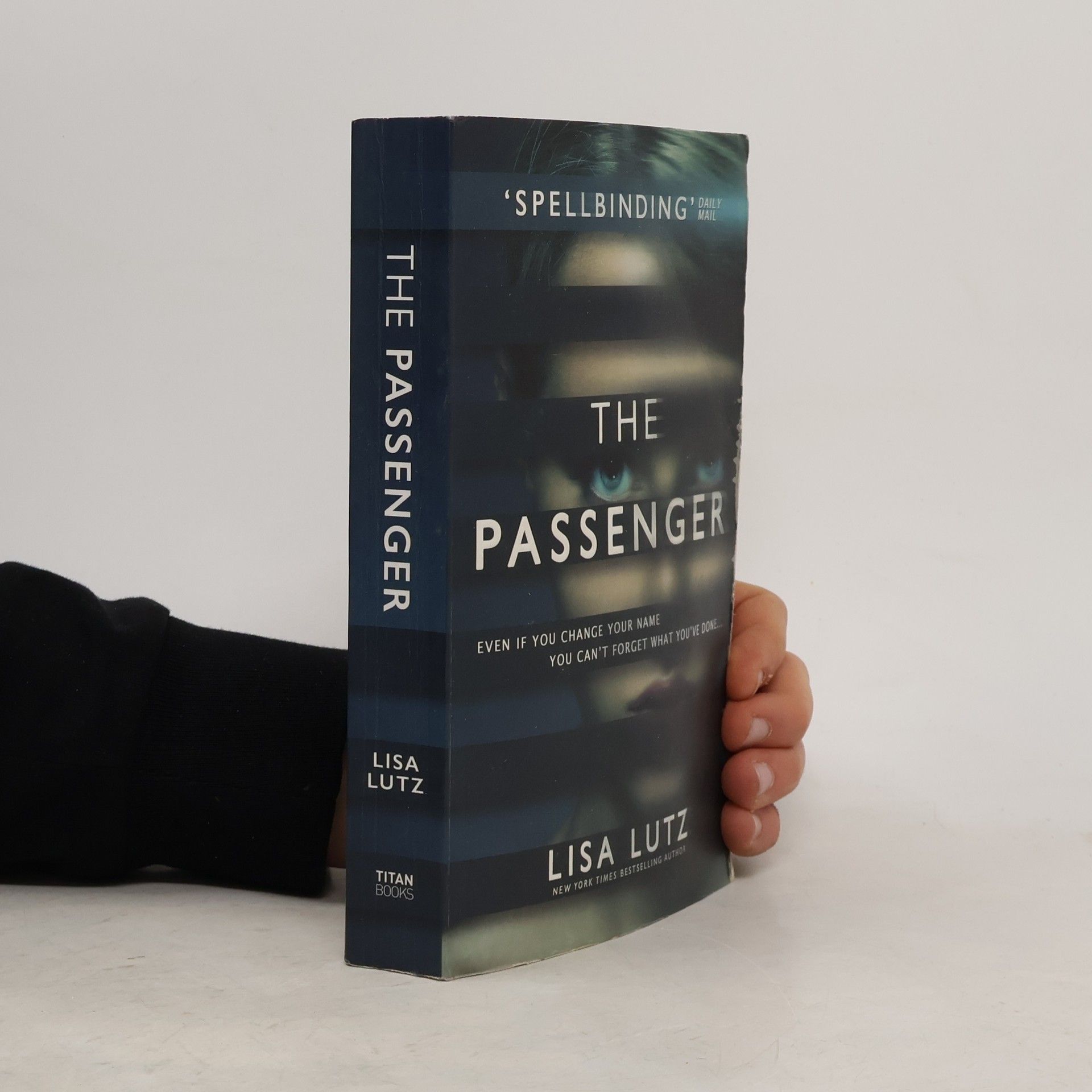 Lisa Lutz The Passenger