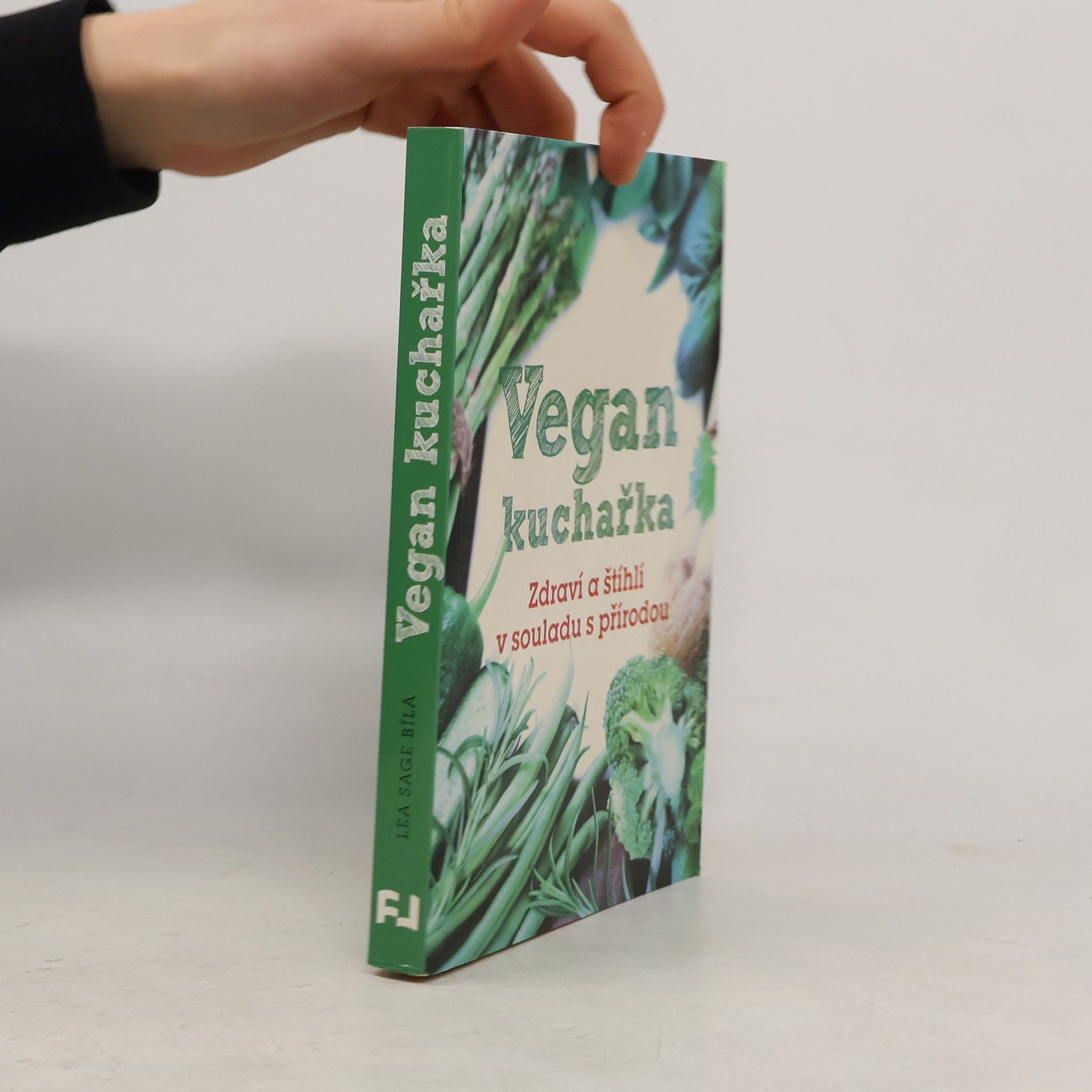 Lea Sage Bílá Vegan kuchařka: Zdraví a štíhlí v souladu s přírodou