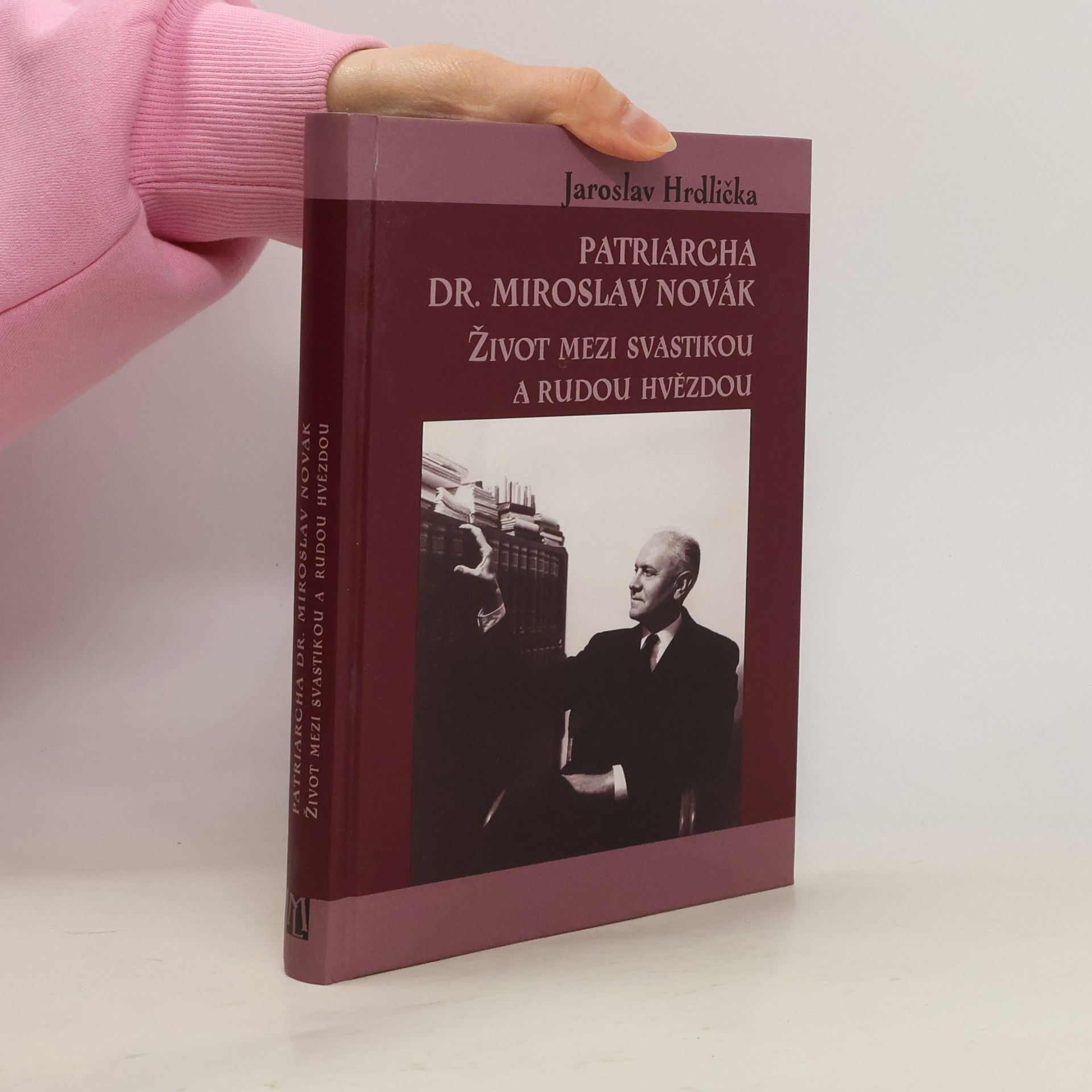 Patriarcha Dr. Miroslav Novák: život mezi svastikou a rudou hvězdou
