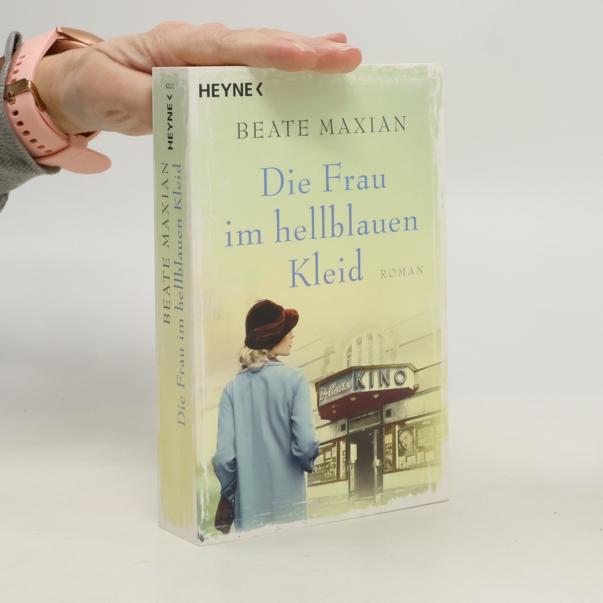 Beate Maxian Die Frau im hellblauen Kleid