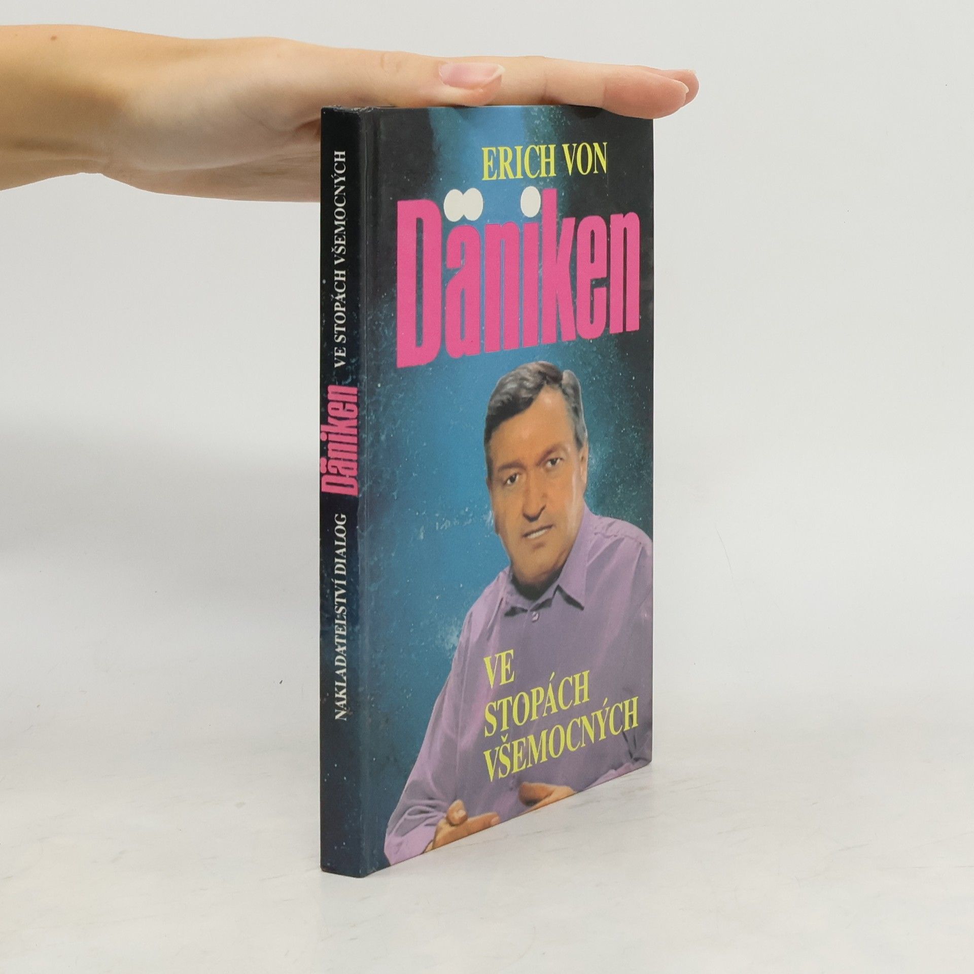 Erich von Däniken Ve stopách všemocných