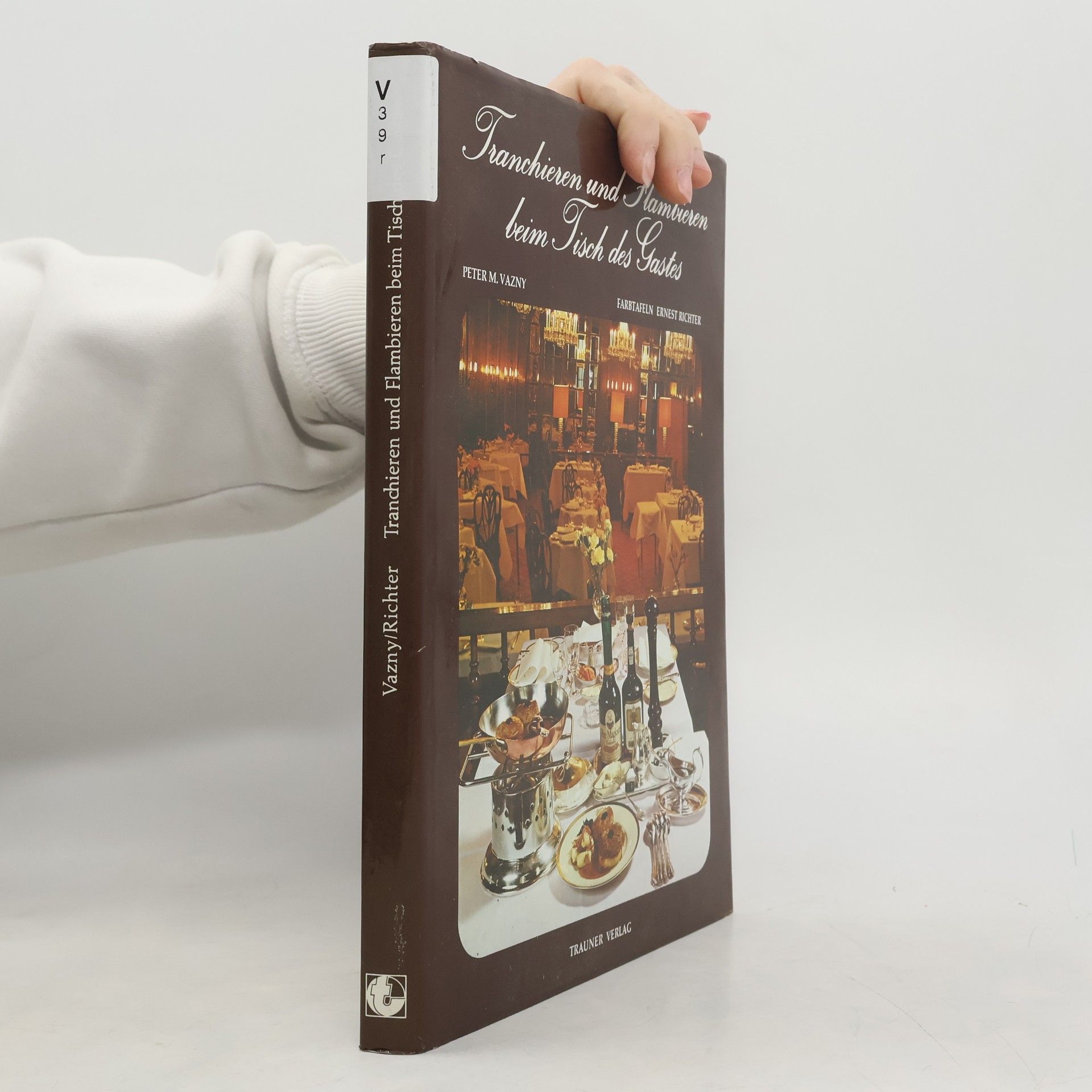 Tranchieren und flambieren beim Tisch des Gastes