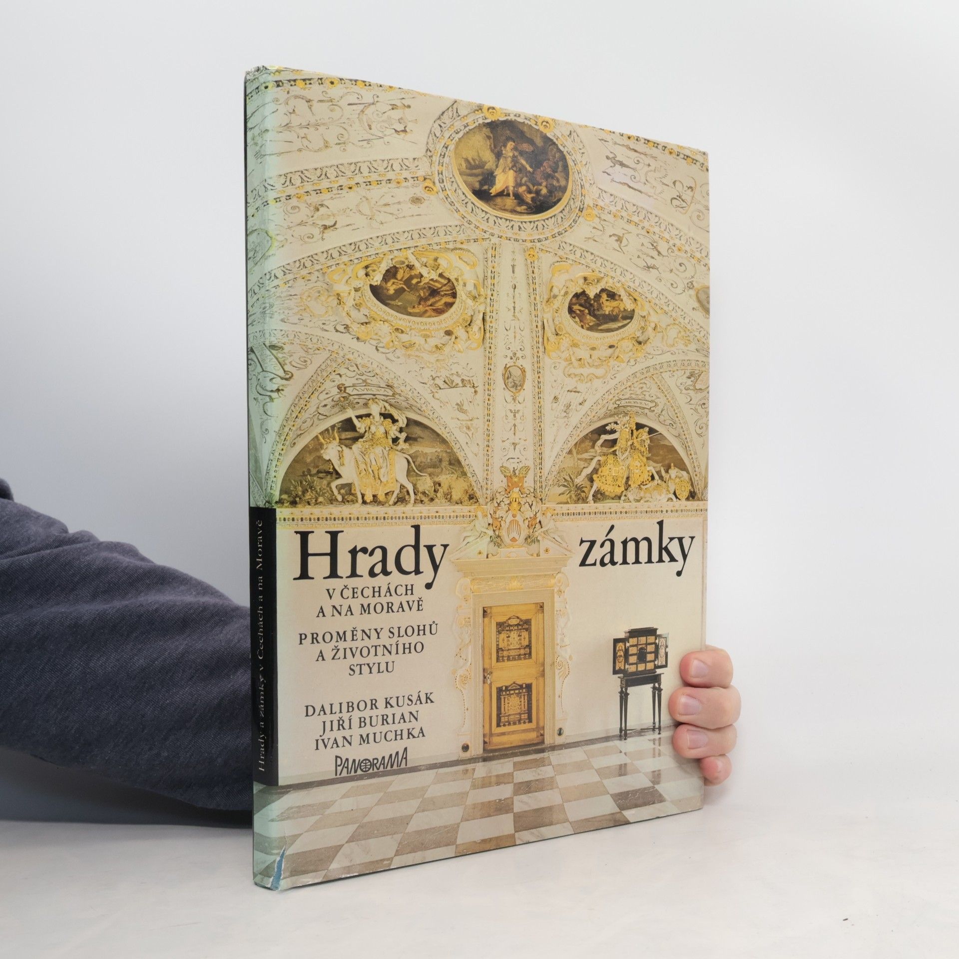 Hrady a zámky v Čechách a na Moravě. Proměny slohů a životního stylu