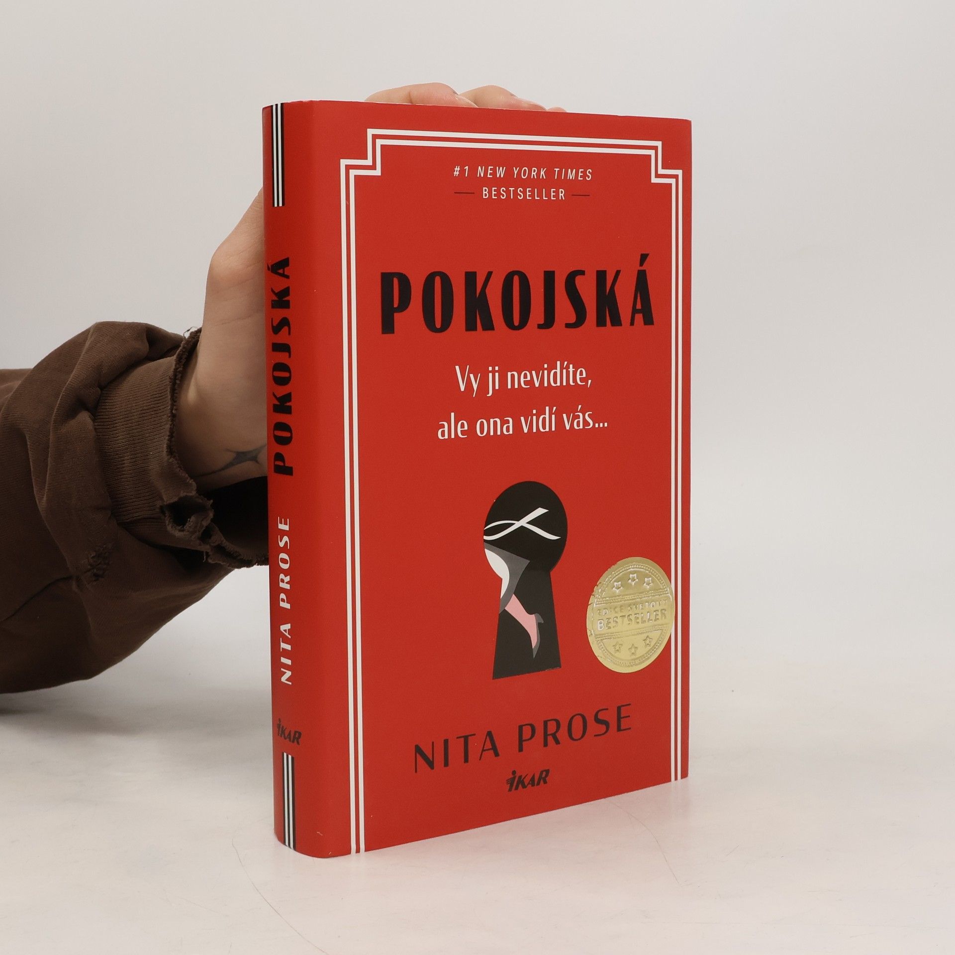 Nita Prose Pokojská: vy ji nevidíte, ale ona vidí vás...