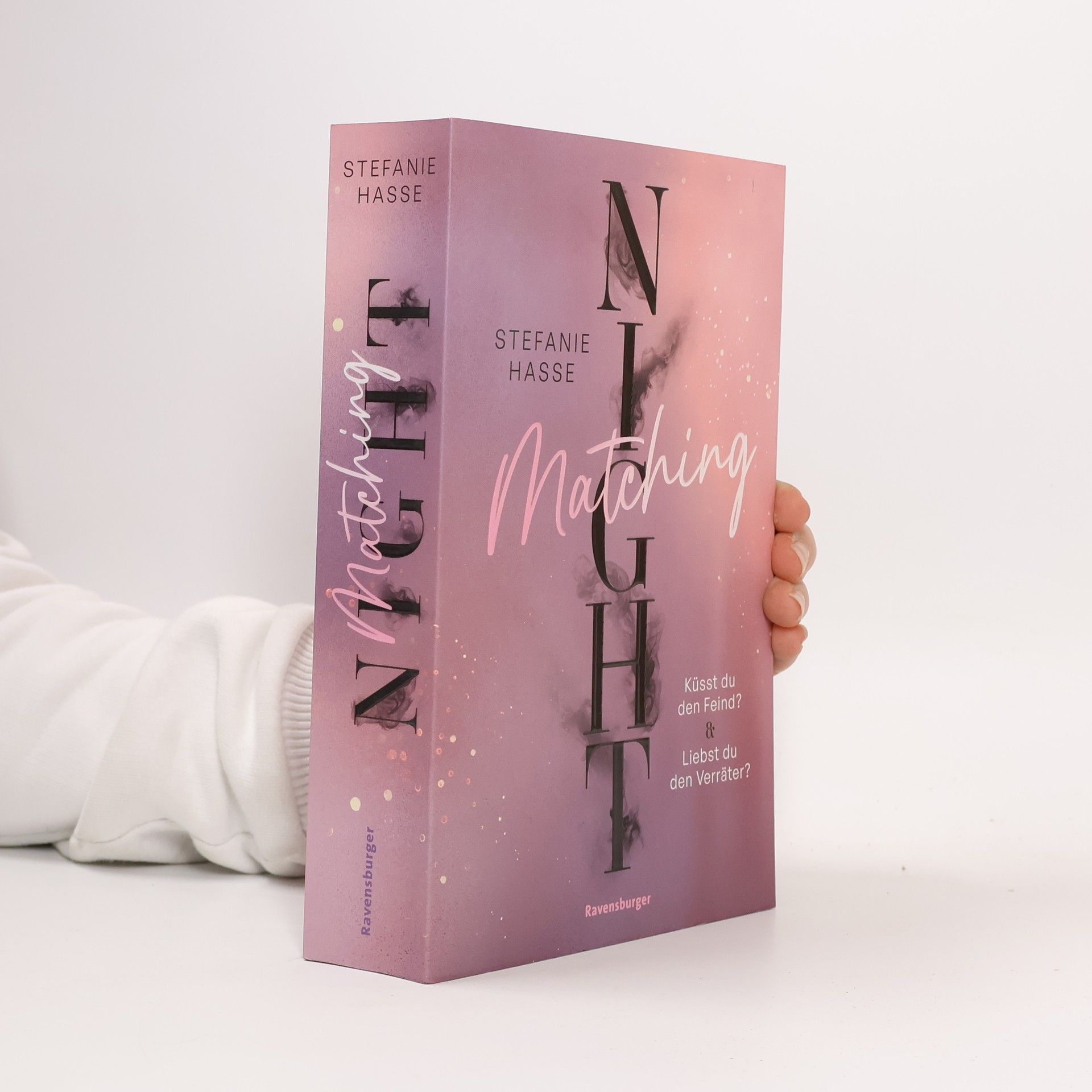 Stefanie Hasse Matching Night, Band 1 & 2: Küsst du den Feind? & Liebst du den Verräter? (Limitierte Ausgabe mit Farbschnitt Doppelband New Adult Romantic Suspense 1. Platz beim Lovelybooks Community Award)