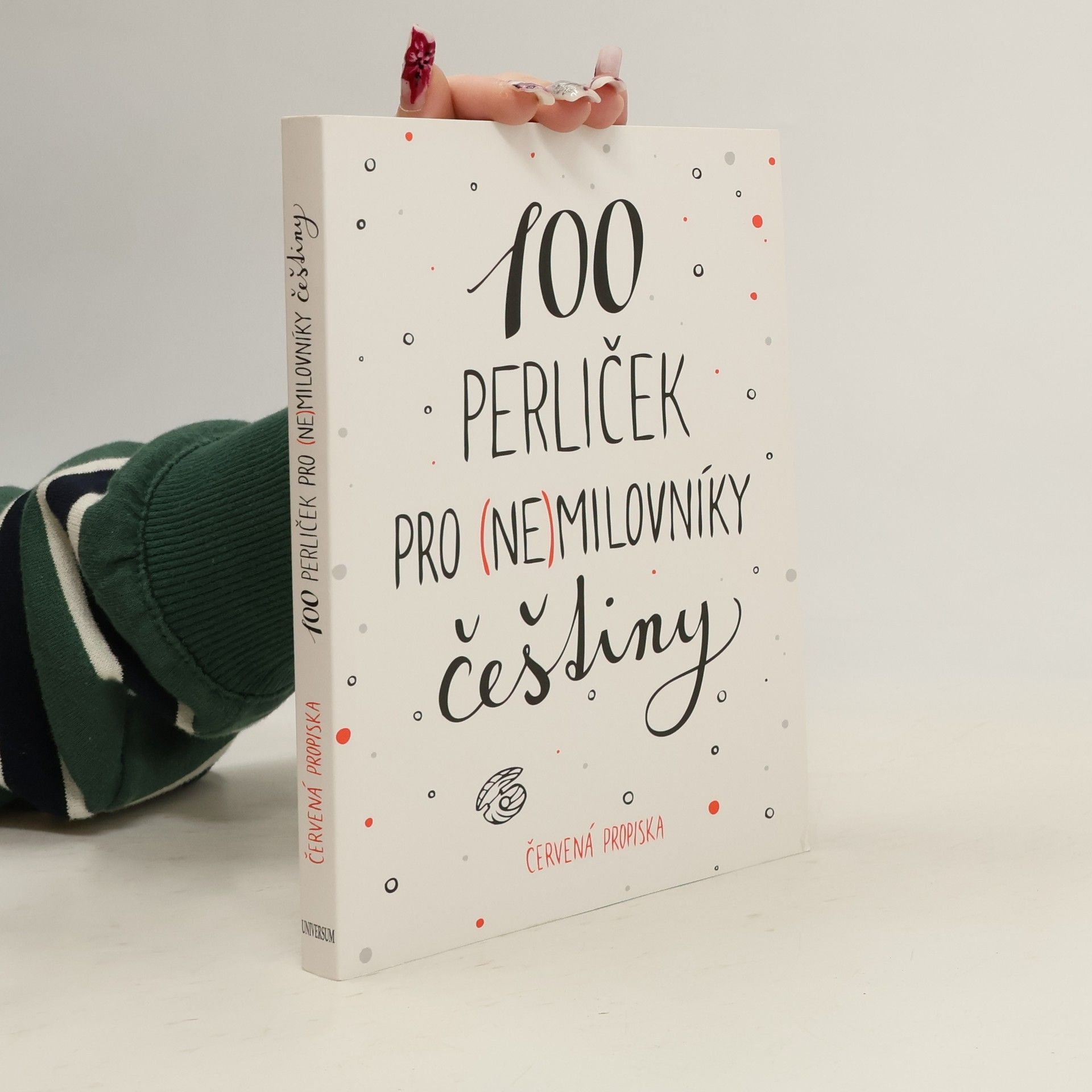 Karla Tchawou Tchuisseu 100 perliček pro (ne)milovníky češtiny