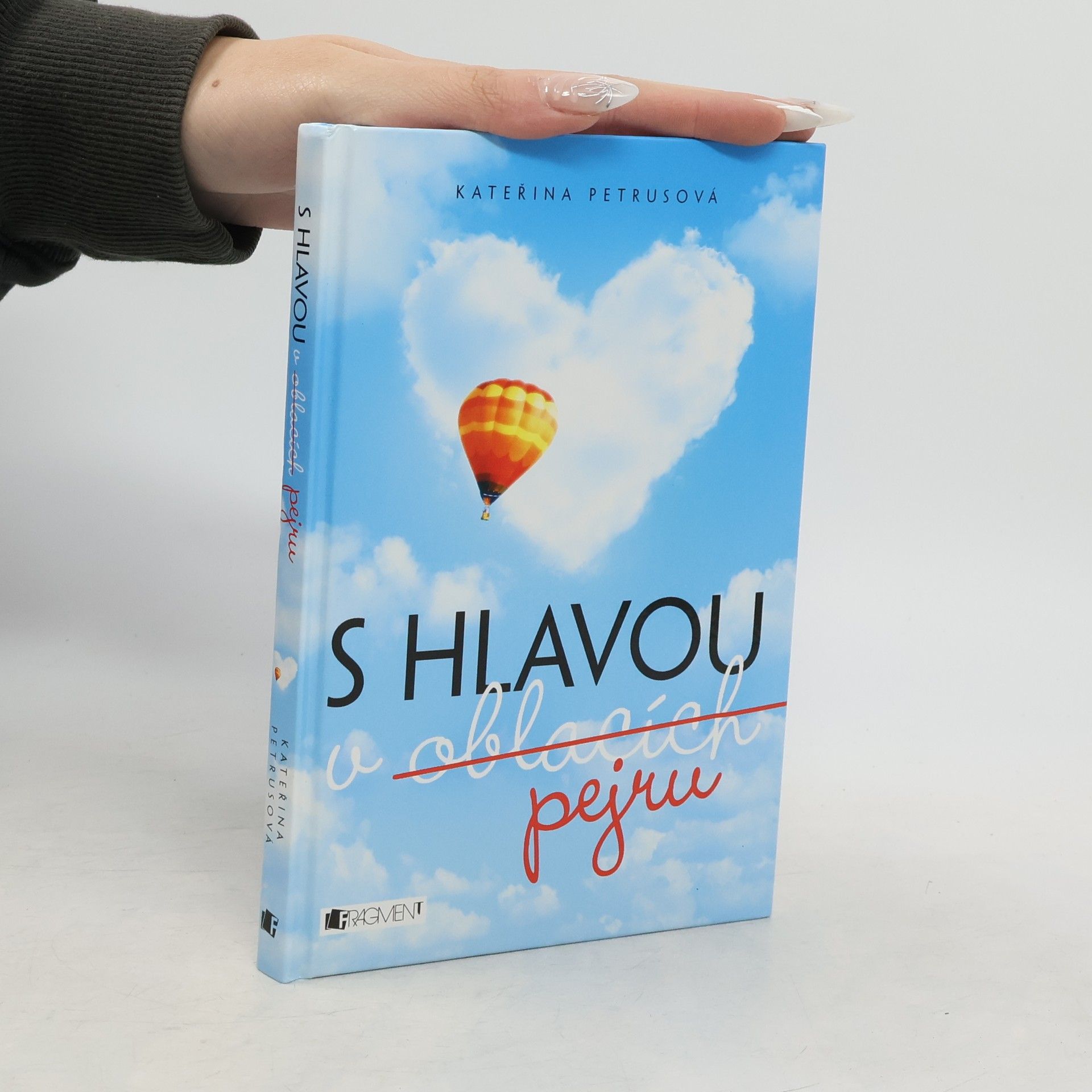 Katerina Petruševska-Seebach S hlavou v oblacích (pejru)