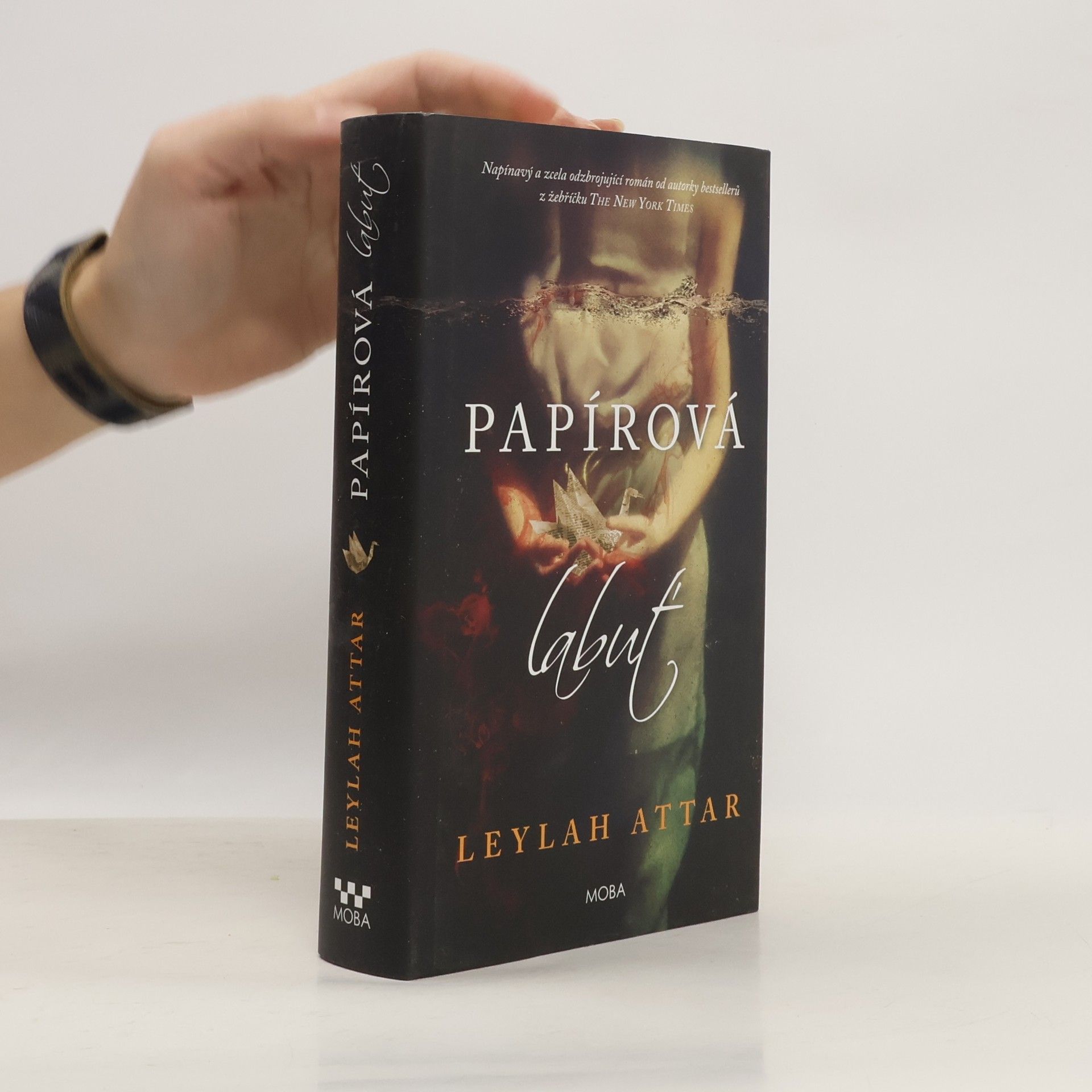 Leylah Attar Papírová labuť