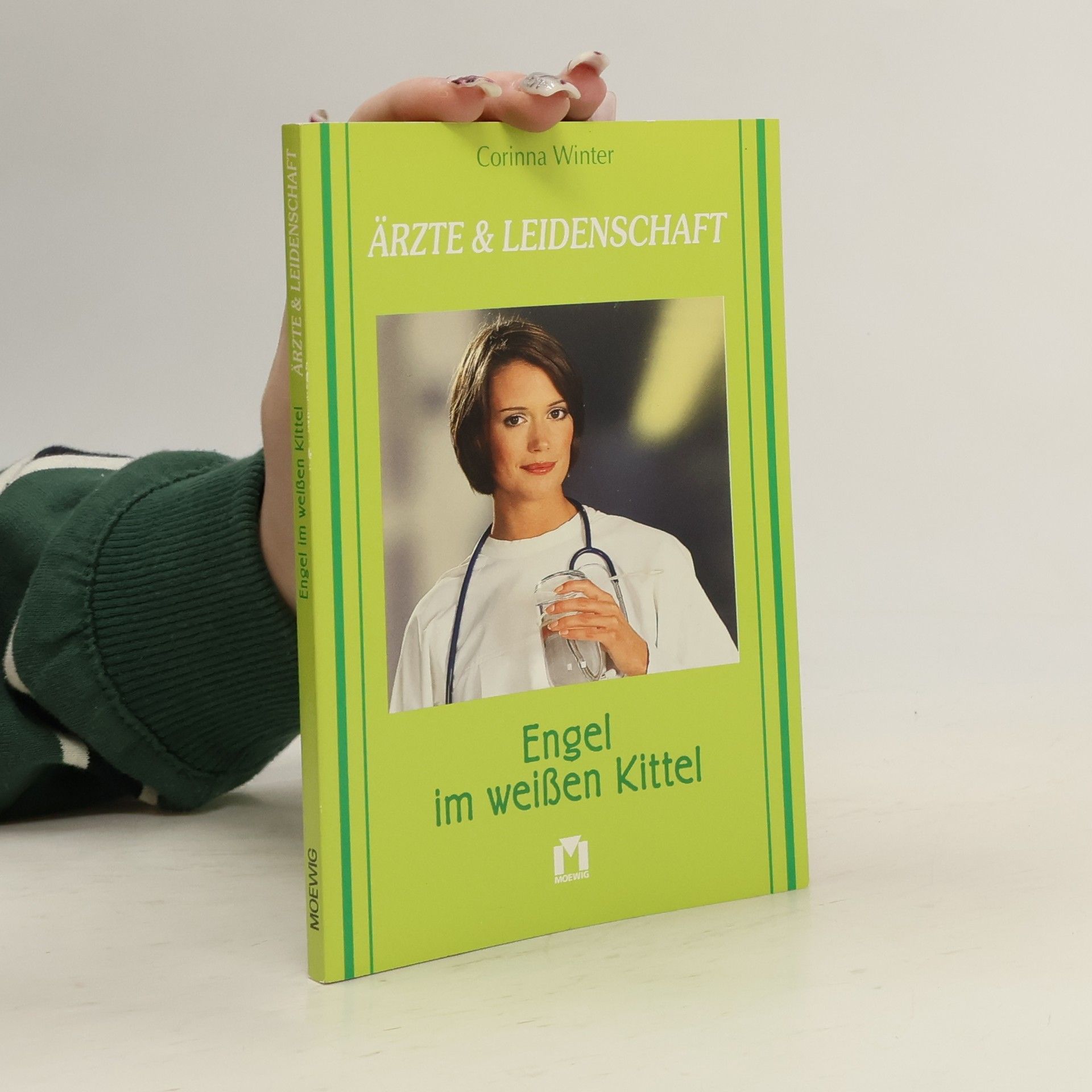 Corinna Winter Engel im weißen Kittel